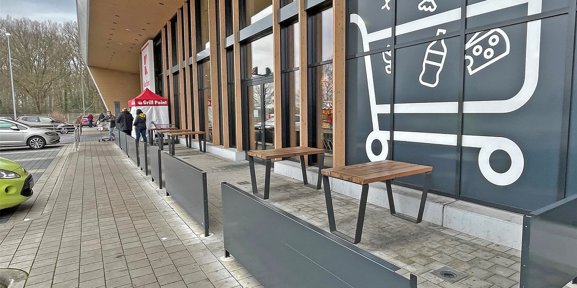Vor dem Kaufland-Markt in Bergkamen-Rünthe ist Frieden eingekehrt. Die Fahrer, die sich dort zur Frühstückspause treffen, halten sich jetzt an die Corona-Auflagen.