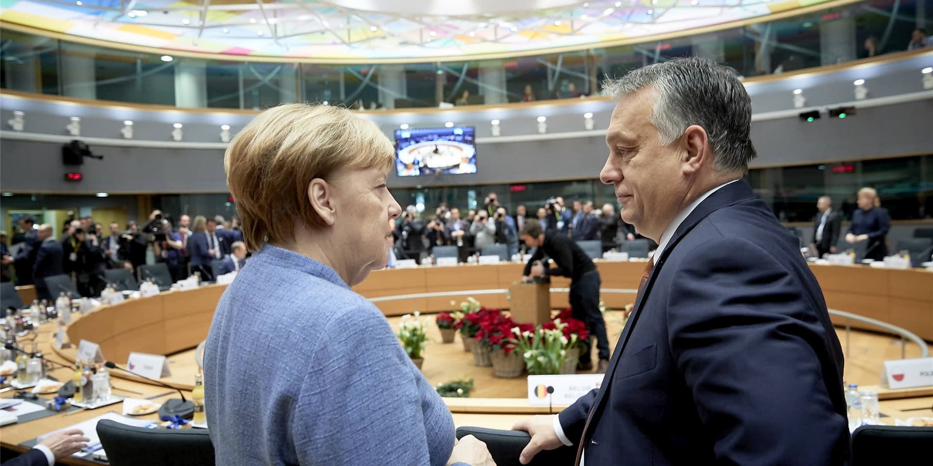 „Hallo Diktator – Orbán, die EU und die Rechtsstaatlichkeit“ heißt der Film des Lüner Journalisten Michael Wech. Das Foto zeigt Orbán mit Angela Merkel.