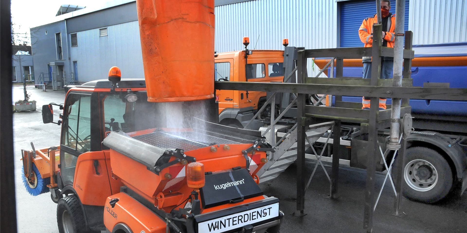 Bereit für den nächsten Einsatz: Eines der beiden Kleinfahrzeuge, mit denen vor allem Bürgersteige geräumt werden, wird unter dem Silo im städtischen Bauhof mit Streusalz befüllt.