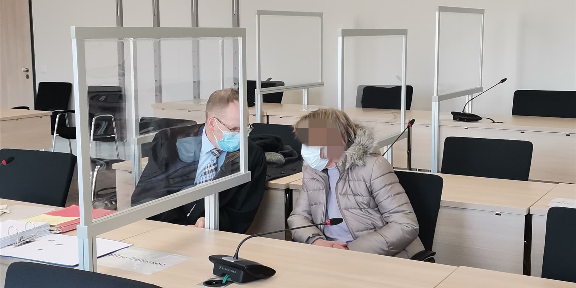 Das Foto zeigt die Angeklagte vor Prozessbeginn neben ihrem Verteidiger.
