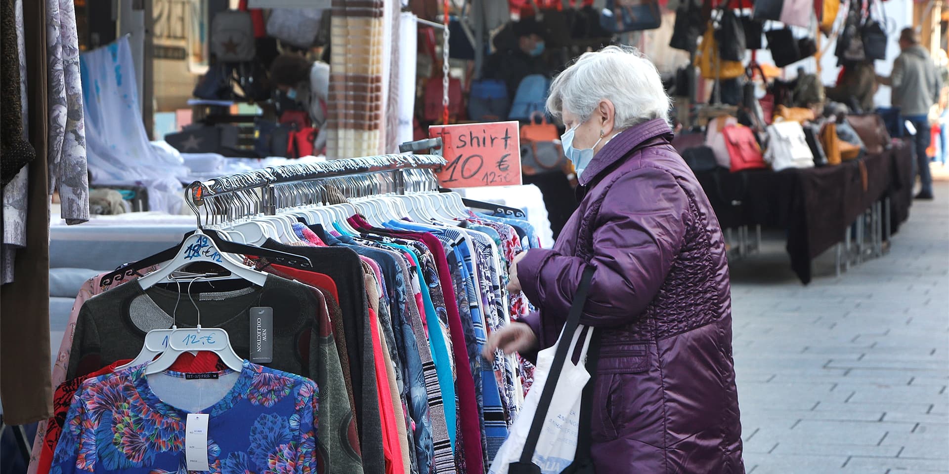Textilhändler auf dem Wochenmarkt in Kamen: Was kurzzeitig wieder erlaubt war, ist nun wieder verboten.