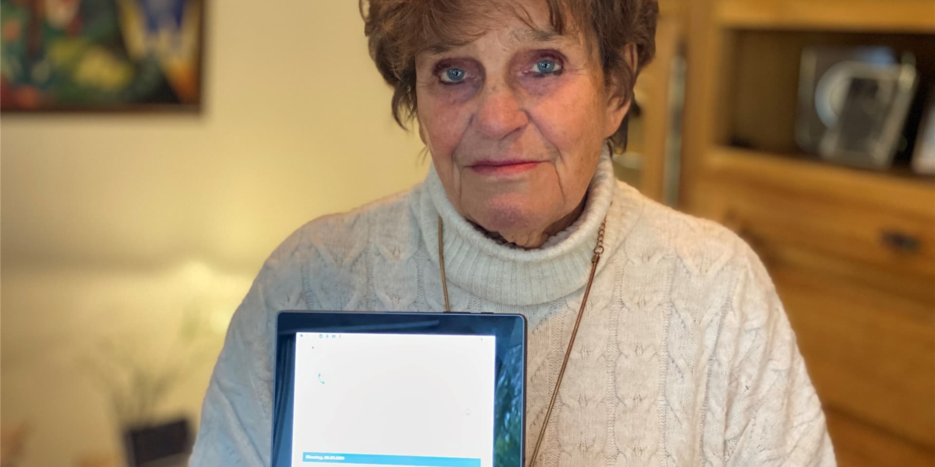 Auf ihrem Tablet zeigt Marianne Knoll (85): Ihr erster Impftermin ist bestätigt – trotzdem ignoriert das Online-Verfahren diese Buchung und verweigert den zweiten Termin.