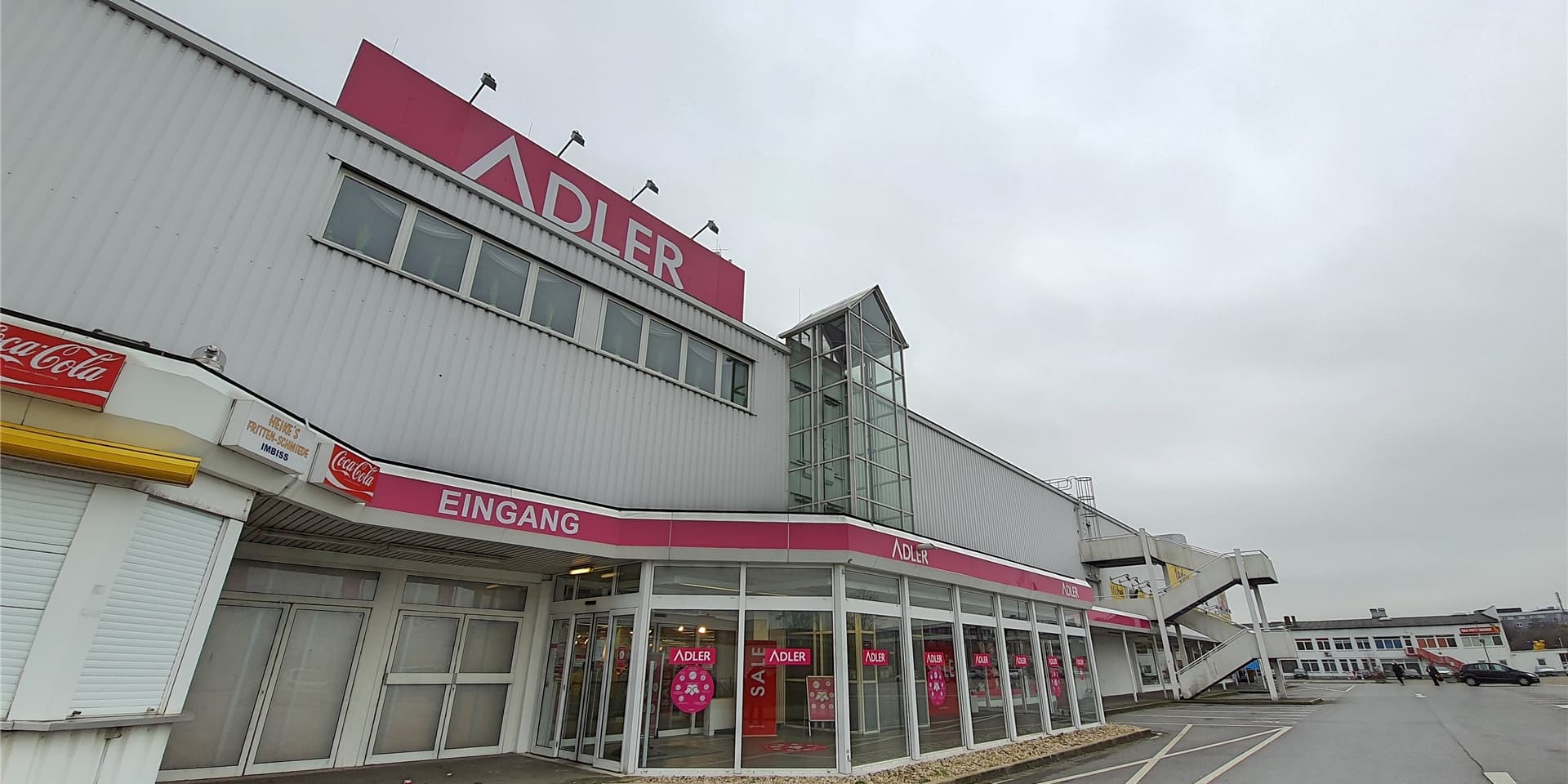 Eine 53 Jahre alte Herdeckerin soll im Modegeschäft Adler versucht haben, Waren im Wert von 250 Euro zu stehlen.