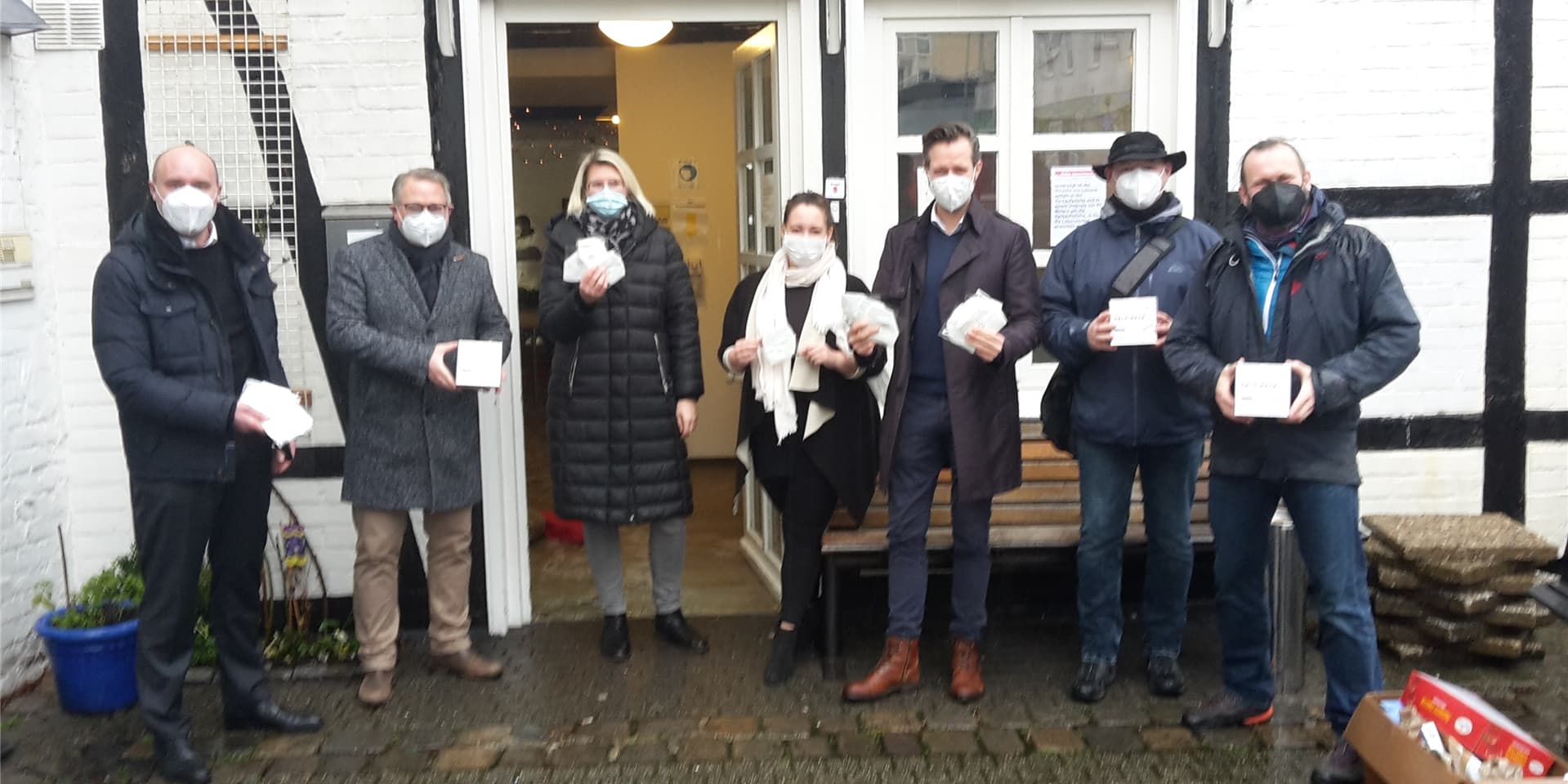 Übergaben der Spendenmasken vor dem Eingang der Schwerter Tafel in der Oststraße (v. links im Bild): Philipp Halbach (Lions Förderverein), Lions Präsident Dr. Stefan Lindenberg, Sandra Rabiega (Diakonie), Dragisic Zorica (Signal), Bjoern Thiele (Lions Club), Michael Kebekus (SKF) und Peter Blaschke vom VSI/Schwerter Netz.