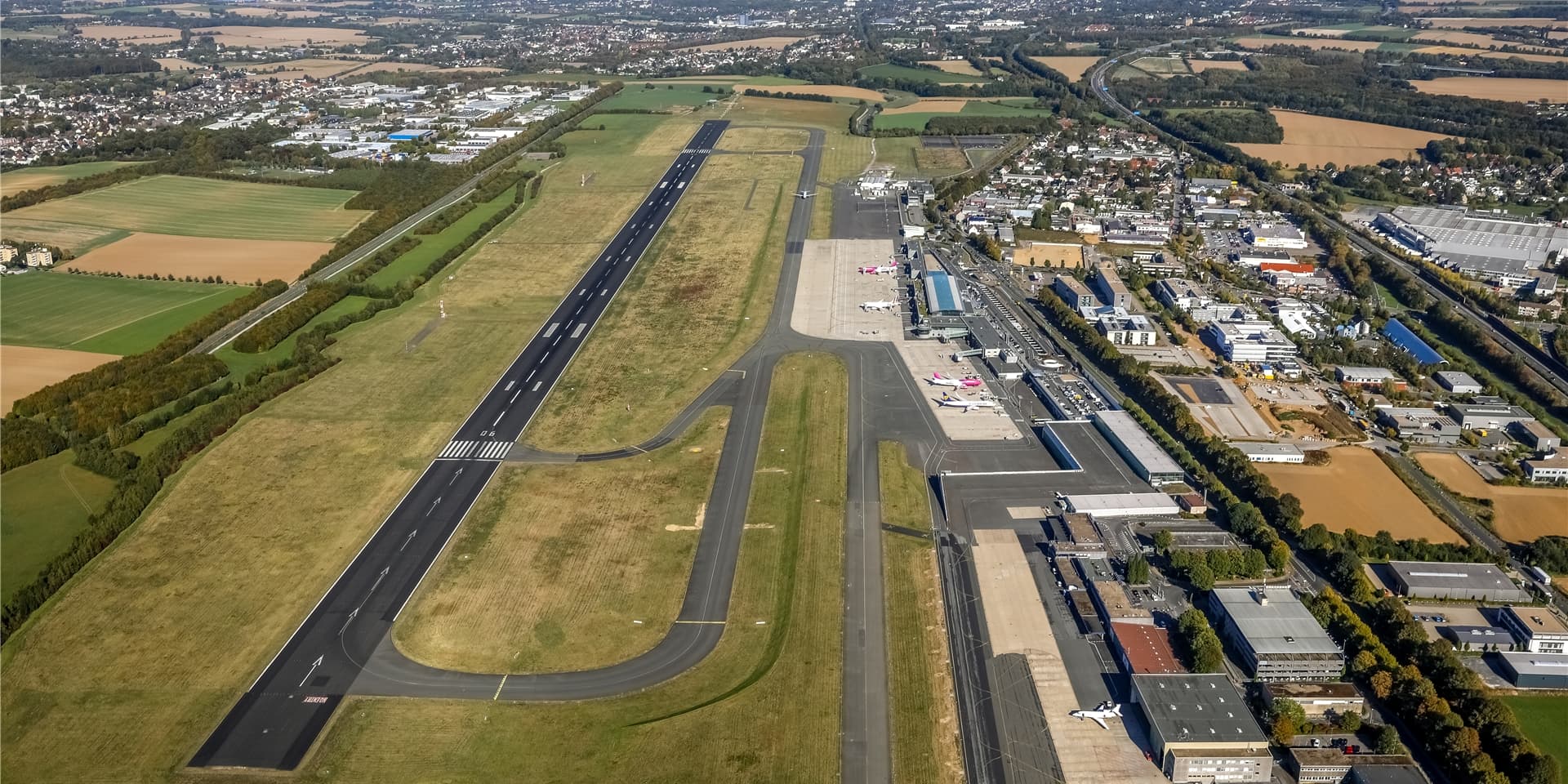 Die Start- und Landebahn am Dortmunder Flughafen.