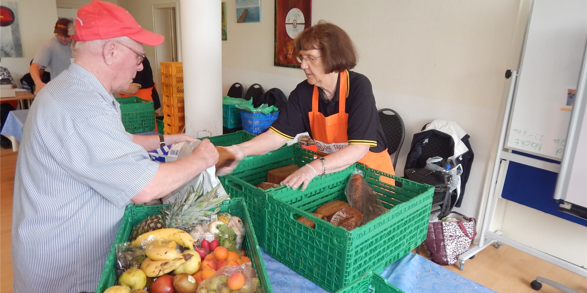 Im Bürgerzentrum auf dem Mühlenberg geben vor allem ehrenamtliche Mitarbeiterinnen die Lebensmittel aus. Die Räumlichkeiten will die Fröndenberger Tafel verlassen, weil sie zu klein geworden sind.