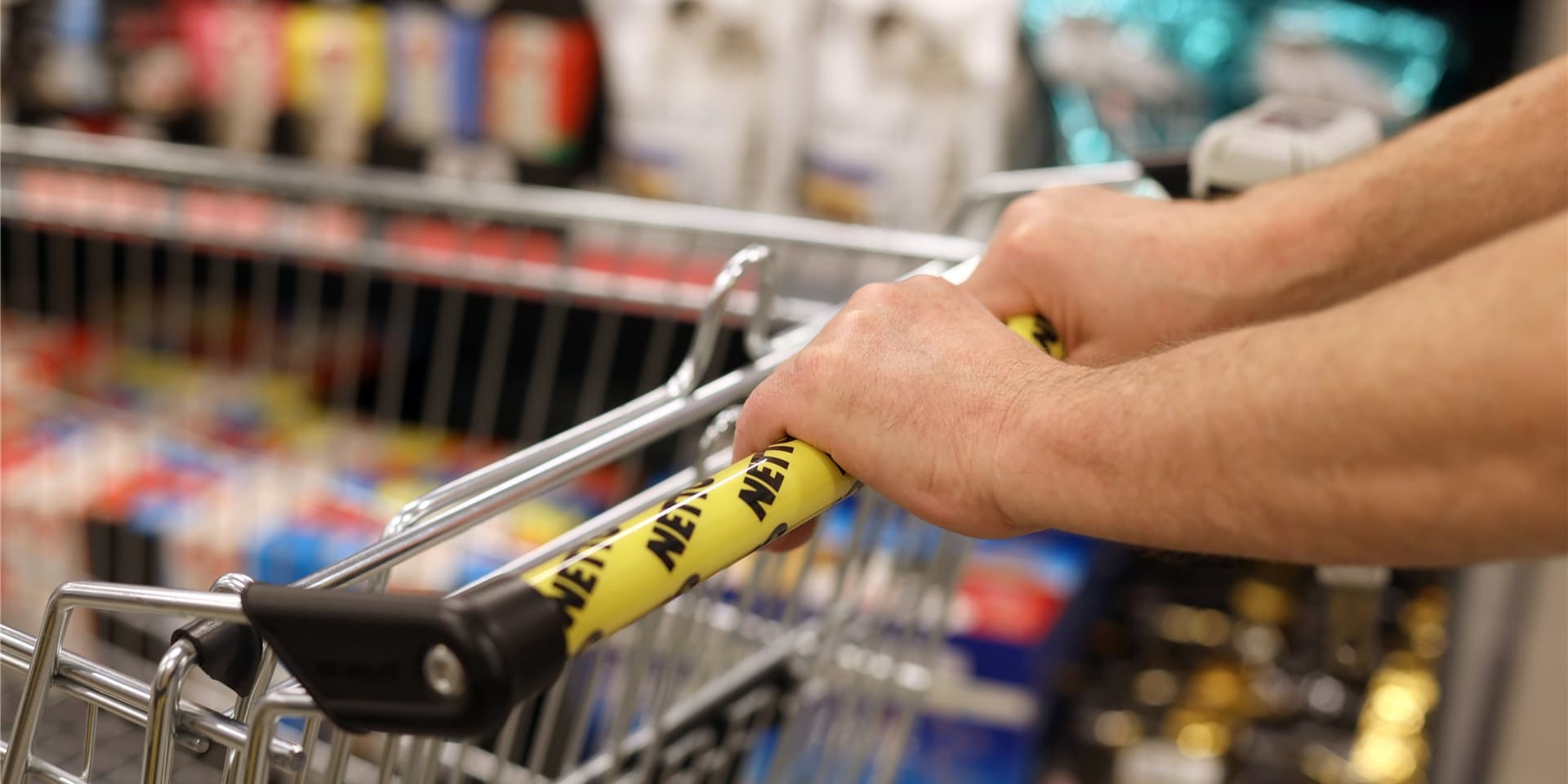 Kann ich mich mit dem Coronavirus infizieren, wenn ich einen Einkaufswagen durch den Supermarkt schiebe? Auch diese Frage hat das Bundesinstitut für Risikobewertung untersucht.
