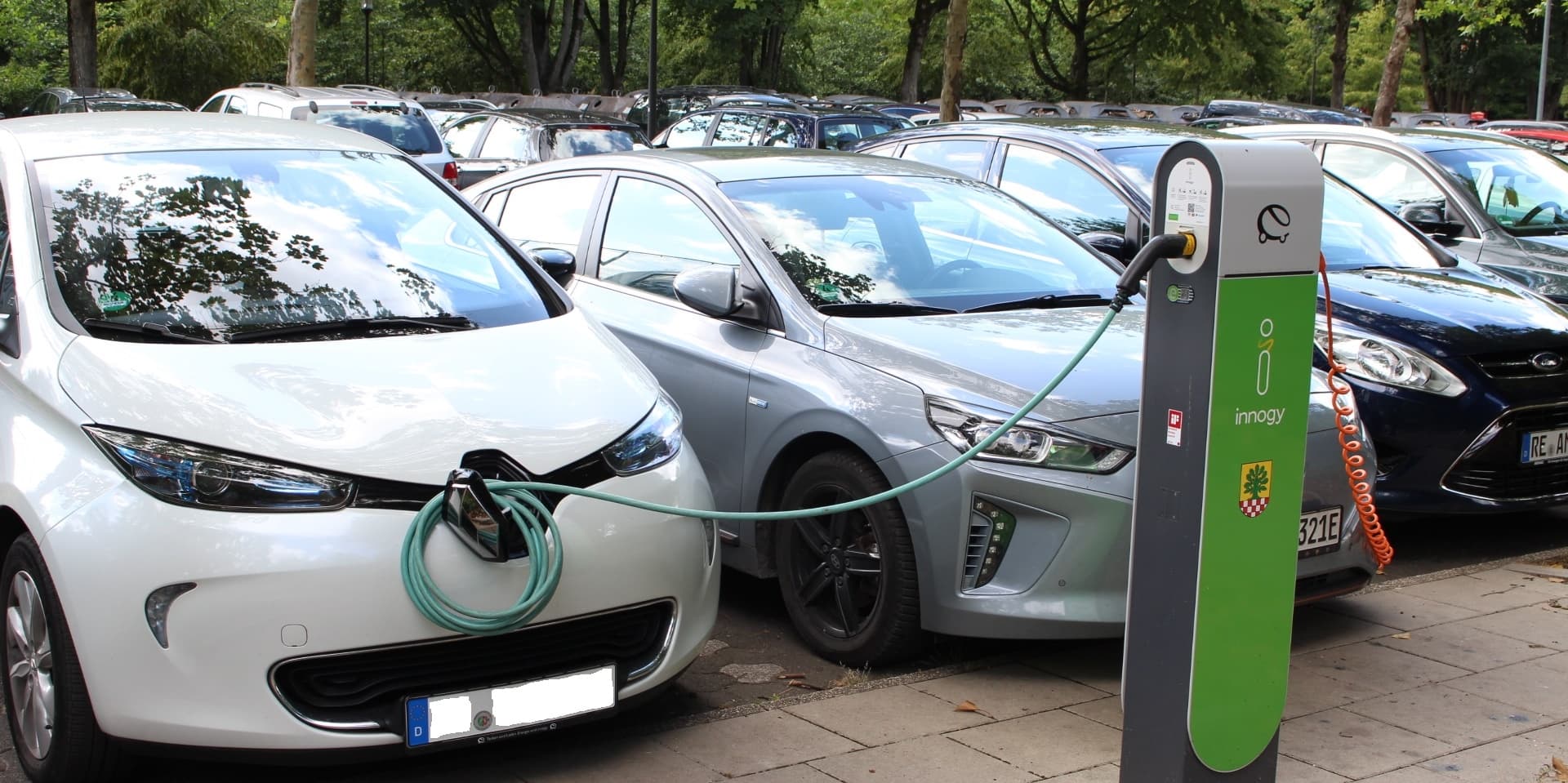 Die ersten öffentlichen Ladesäulen für E-Fahrzeuge wurden in Holzwickede in Kooperation mit der Westenergie (vormals Innogy) aufgestellt.