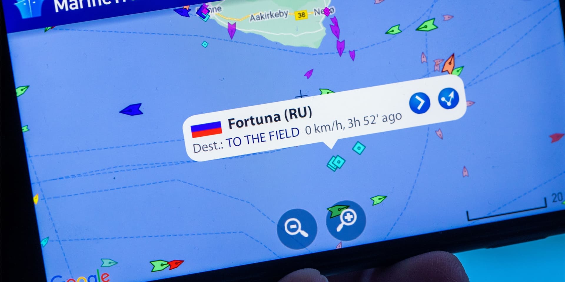 Auf einem Smartphone zeigt die App „MarineTraffic“ die Position des russischen Verlegeschiffs „Fortuna“ vor der Ostseeinsel Bornholm (Dänemark) an. Das Schiff wird für Bauarbeiten an der Ostsee-Gaspipeline Nord Stream 2 eingesetzt.