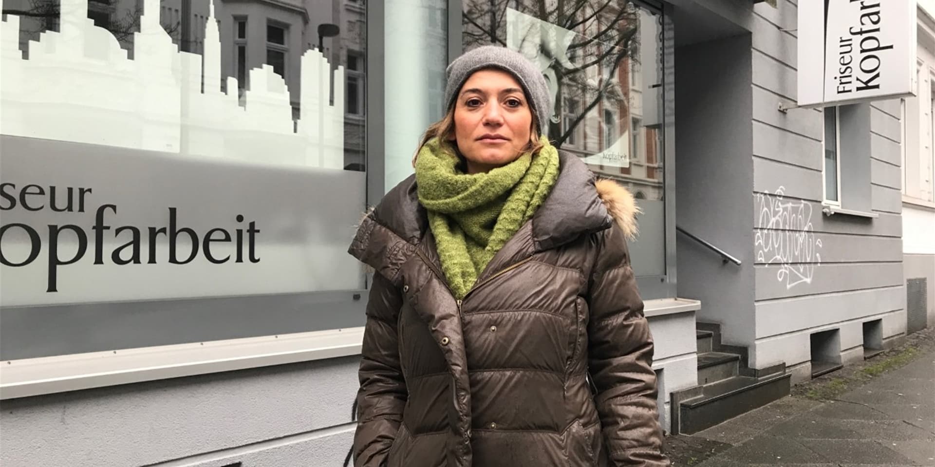 Der Friseursalon Kopfarbeit an der Chemnitzer Straße ist versiegelt. Chefin Fatma Kasmann wird vorgeworfen, illegal Haare geschnitten zu haben.