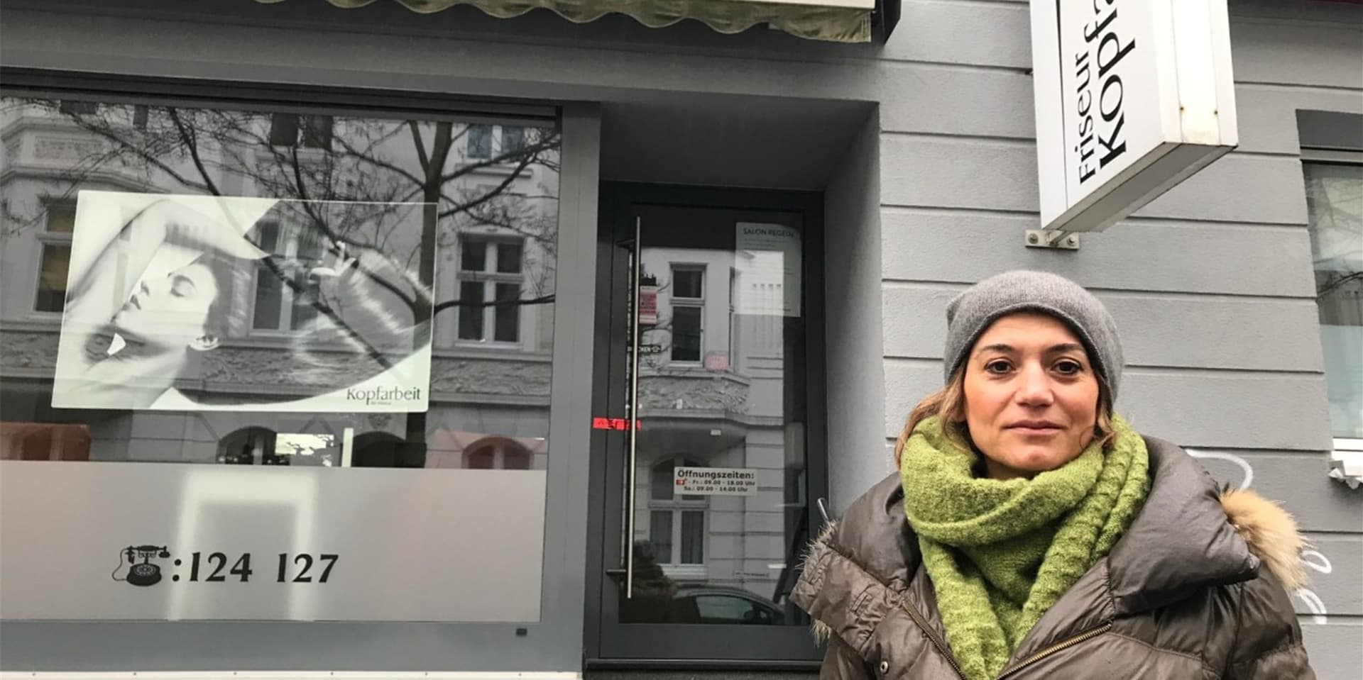 Der Friseursalon Kopfarbeit an der Chemnitzer Straße ist versiegelt. Chefin Fatma Kasmann wird vorgeworfen, illegal Haare geschnitten zu haben.