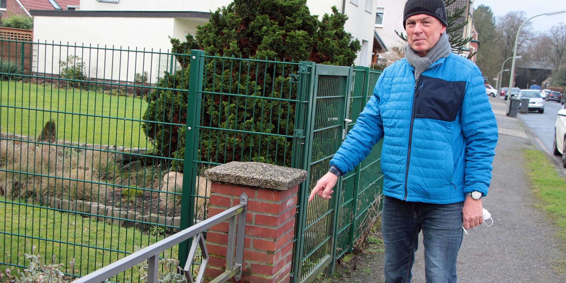 Christian Schneider zeigt auf die Stelle an der Freiherr-vom-Stein-Straße in Werne, wo eine hilflose Person lag. Passanten sind zuvor achtlos vorbeigegangen.