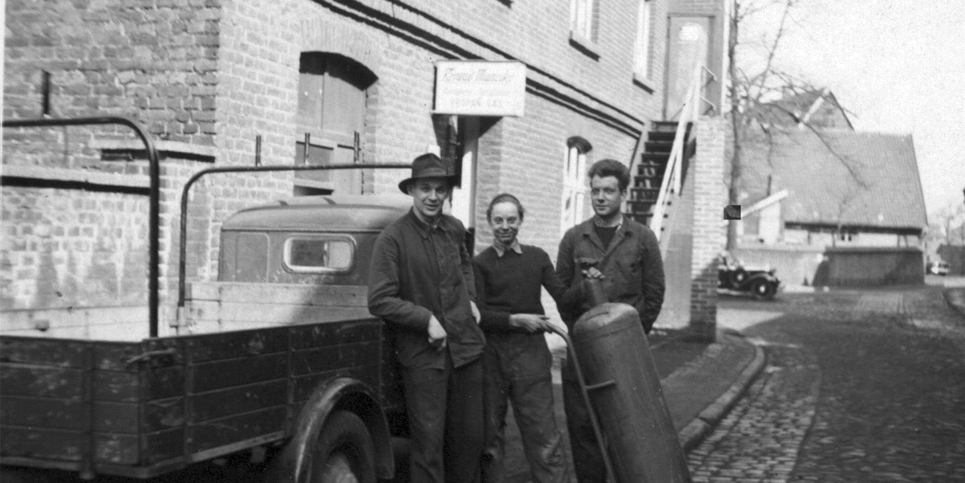Mitarbeiter des Betriebes Sanitär Manecke, heute Schwede, im Jahre 1953 vor dem Firmen-Transporter, einem Dreirad Marke Goliath.