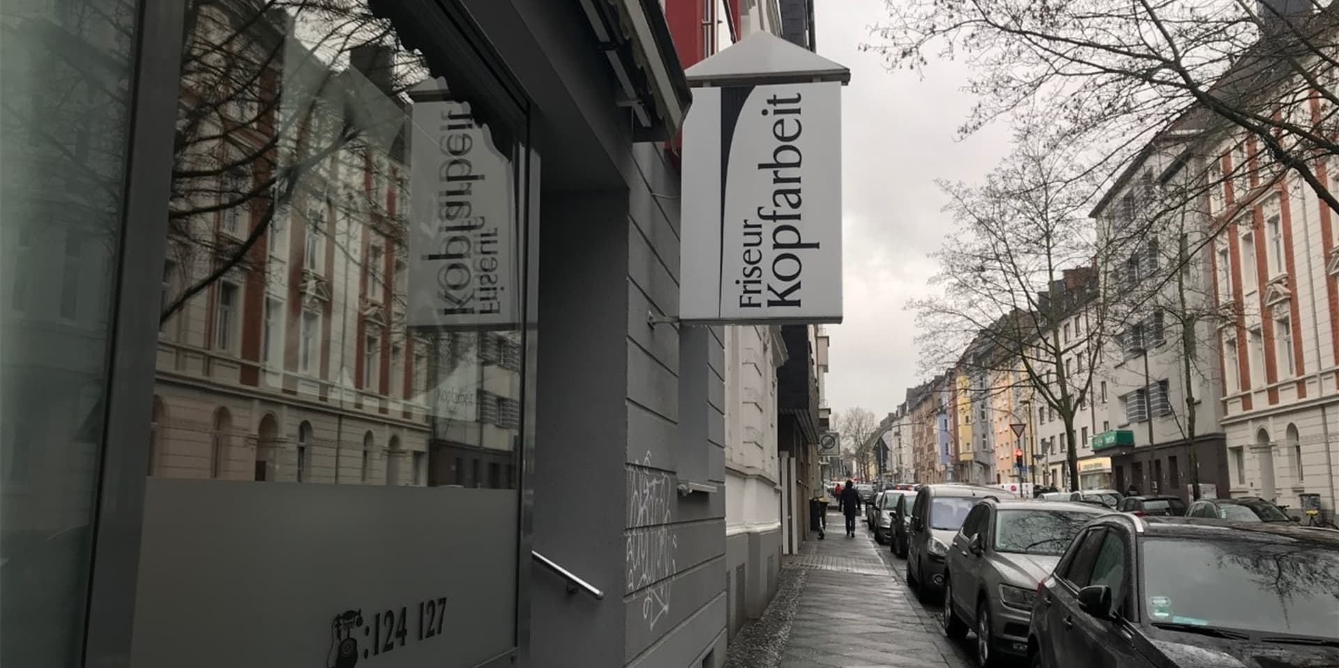 In diesem Friseursalon an der Chemnitzer Straße sollen illegal Haare geschnitten worden sein, sagt die Stadt. Die Chefin widerspricht.