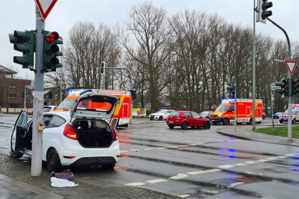title attribut Die Freiwillige Feuerwehr Werne sicherte die Unfallstelle ab, die zeitweise gesperrt war.