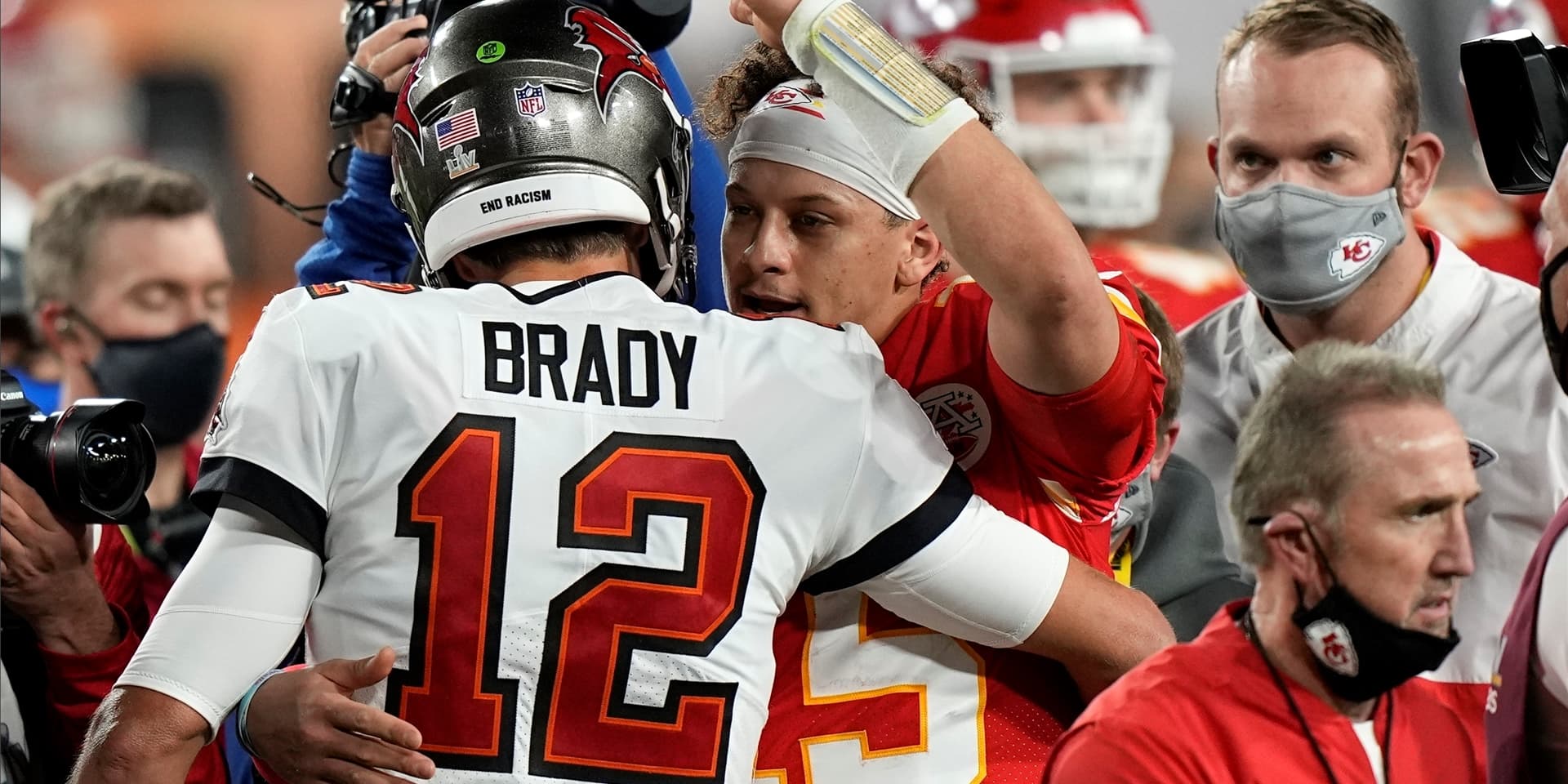 American Football: Profiliga NFL, Tampa Bay Buccaneers – Kansas City Chiefs, Play-off-Runde, Super Bowl: Quarterback Tom Brady (l) von den Tampa Bay Buccaneers umarmt Quarterback Patrick Mahomes von den Kansas City Chiefs.
