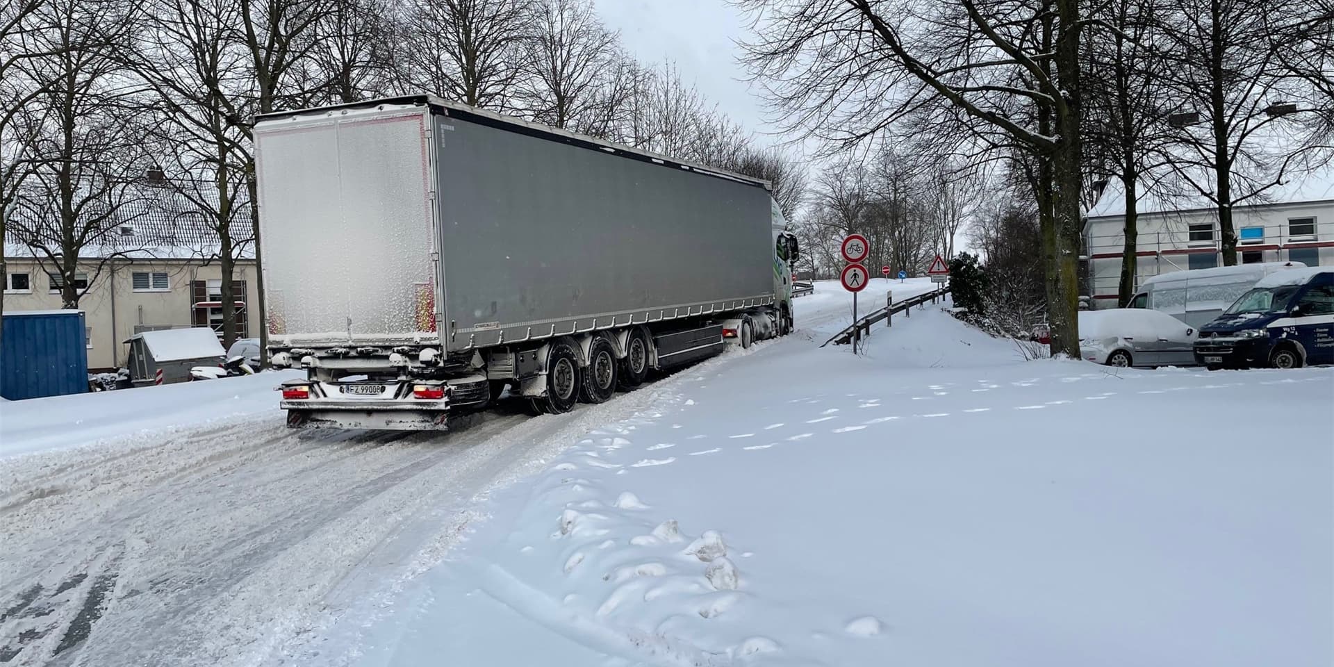 Auf Hochstraßenauffahrt von der Koppelstraße fahren sich ständig Lastzüge fest, die dann aufwendig zurück rangieren müssen.