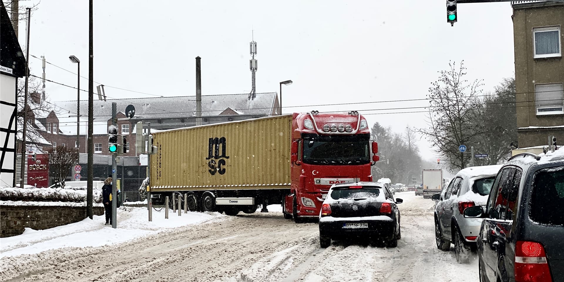 Auf der Kreuzung Flughafenstraße und dem Brackeler Hellweg hatte sich ein Lkw quergestellt.