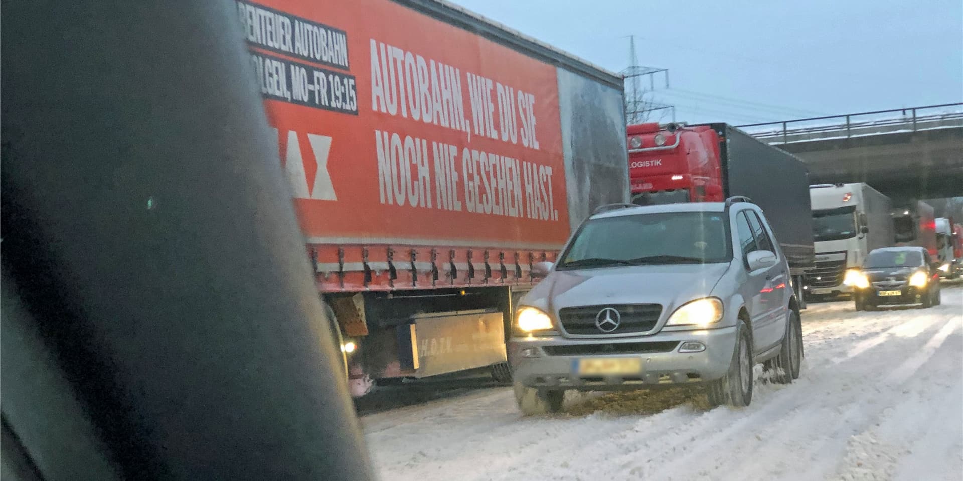 Zu einem LKW-Stau kam es am frühen Montagabend auf der Nordlippestraße zwischen A1 und Autohof Werne. Zahlreiche LKW wollten zum Autohof, dessen 80 Plätze aber schon restlos ausgebucht waren.