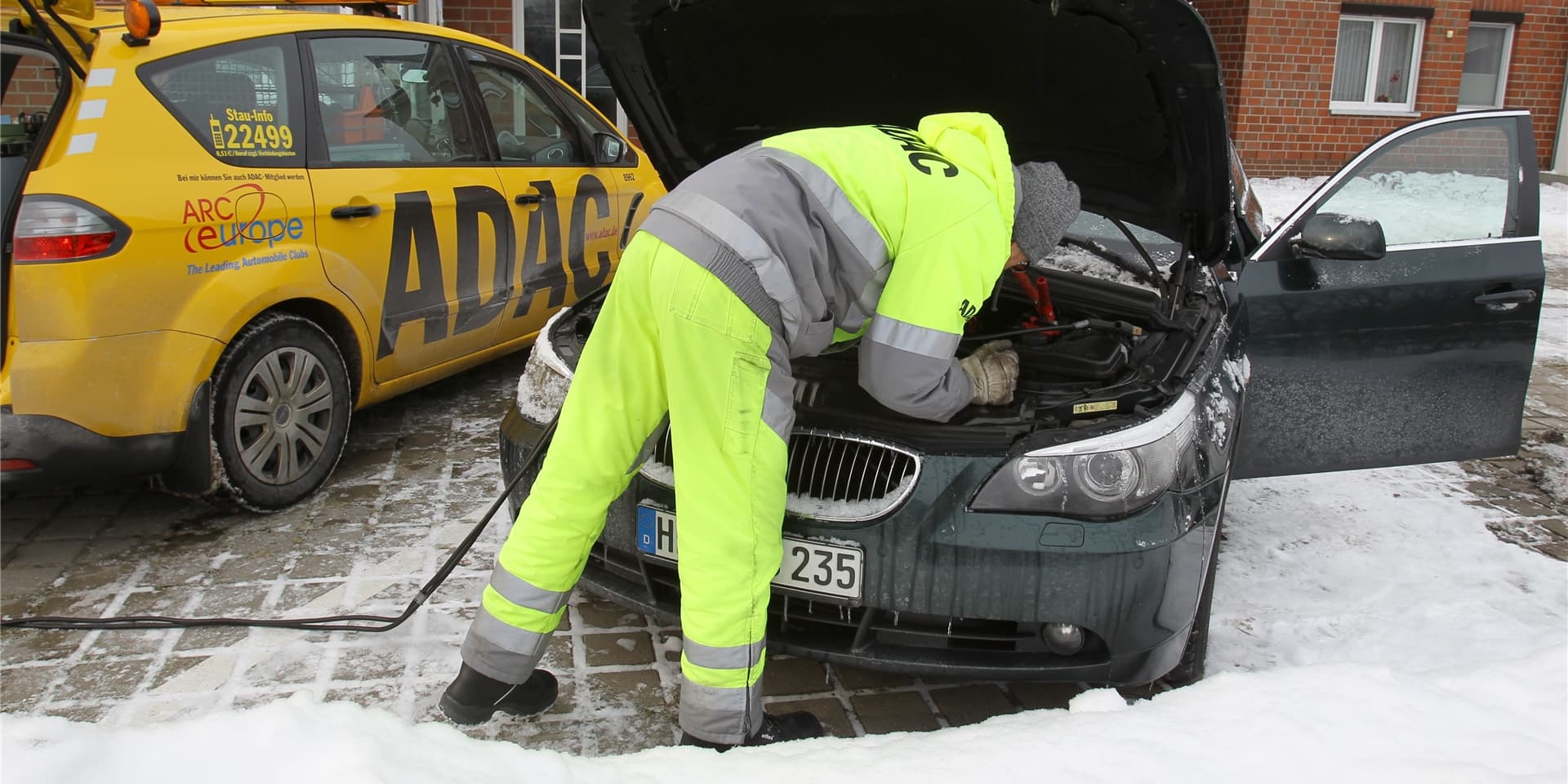 Ein Mitarbeiter des ADAC im Einsatz. In Dortmund verzeichnete der ADAC am Montag (8.2.) über 800 Einsätze.