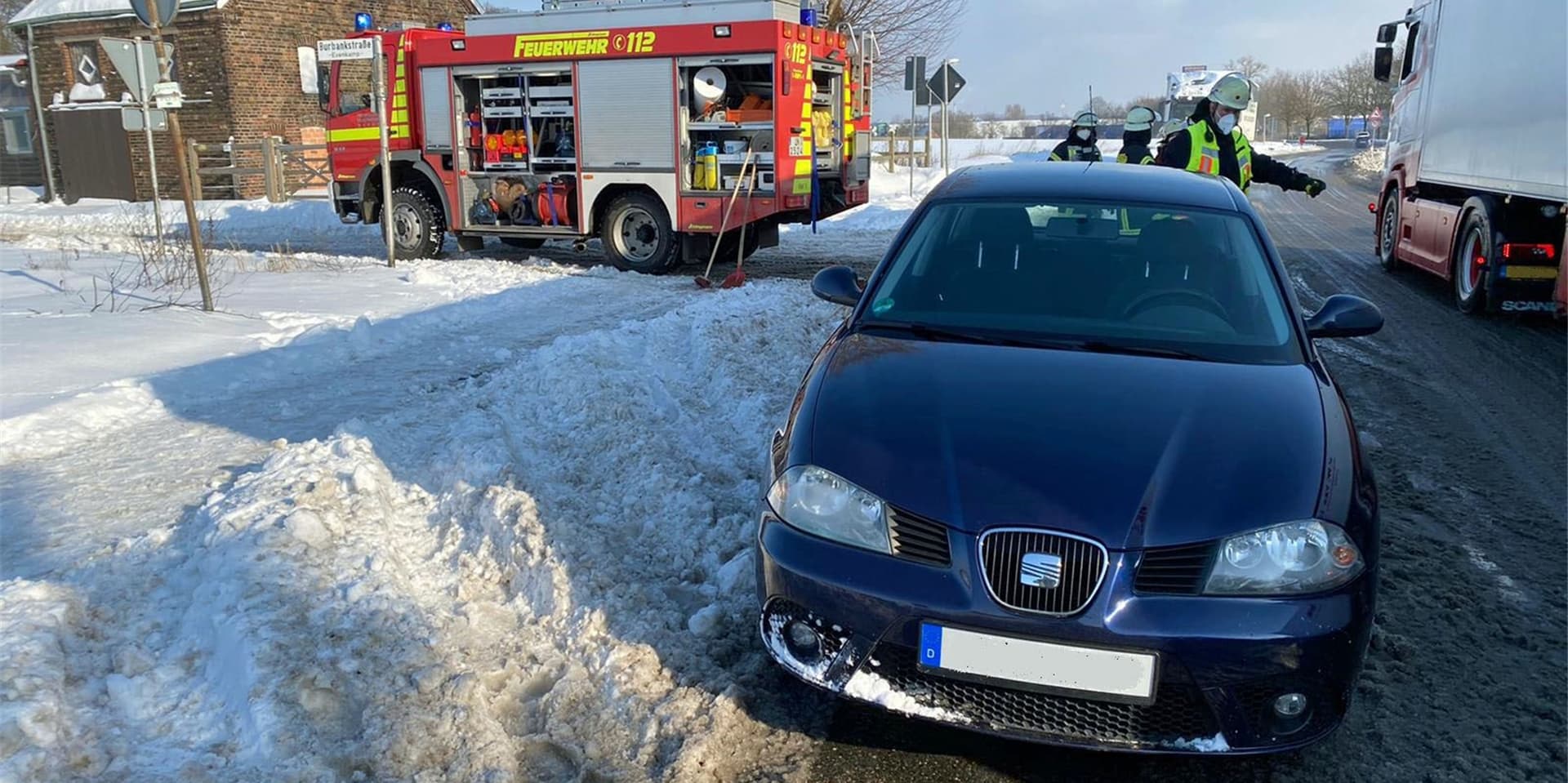 Durch ein Metallteil auf der Stockumer Straße riss sich dieser PKW am Dienstag die Ölwanne auf.