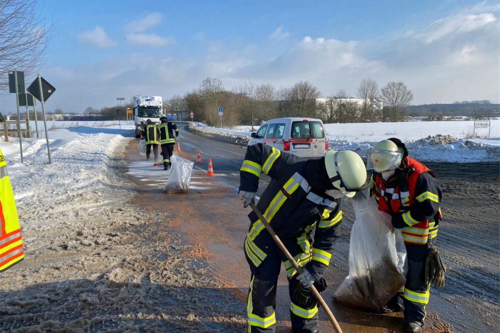 Die Einsatzkräfte streuten die Ölspur mit Bindemittel ab. Im Anschluss wurde das verunreinigte Bindemittel für die Entsorgung in dichte Säcke verpackt.