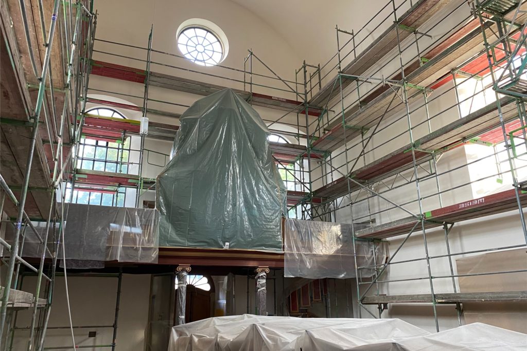 title attribut Die eingerüstete Kloster-Kirche im August 2020.