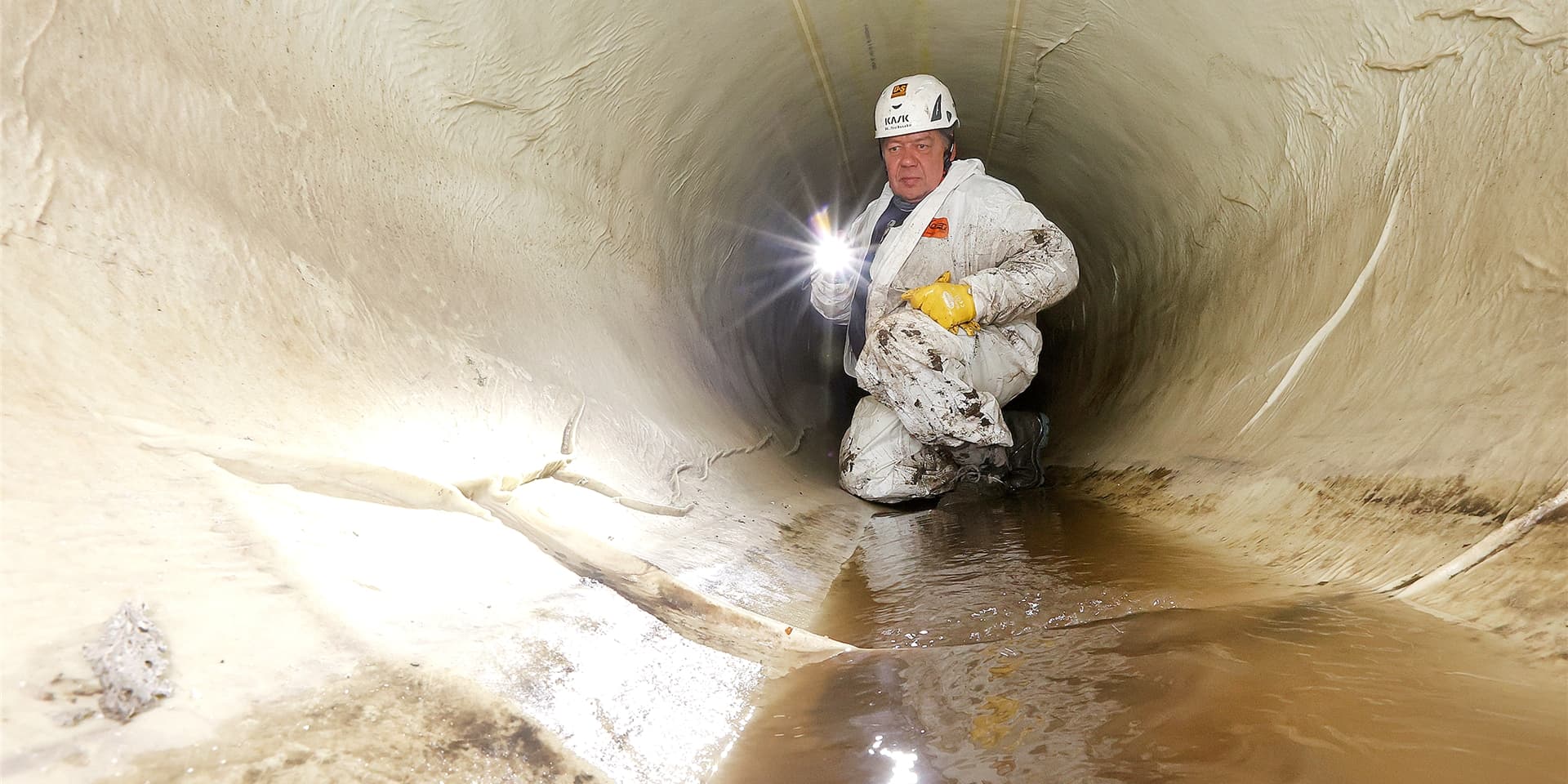 Faserverstärkte und aushärtende Schläuche werden in ein defektes Rohr eingeblasen und dichten dieses von innen ab. Wie das Ergebnis aussieht, veranschaulicht dieses Bild, das einmal bei Arbeiten in Bergkamen entstanden ist.