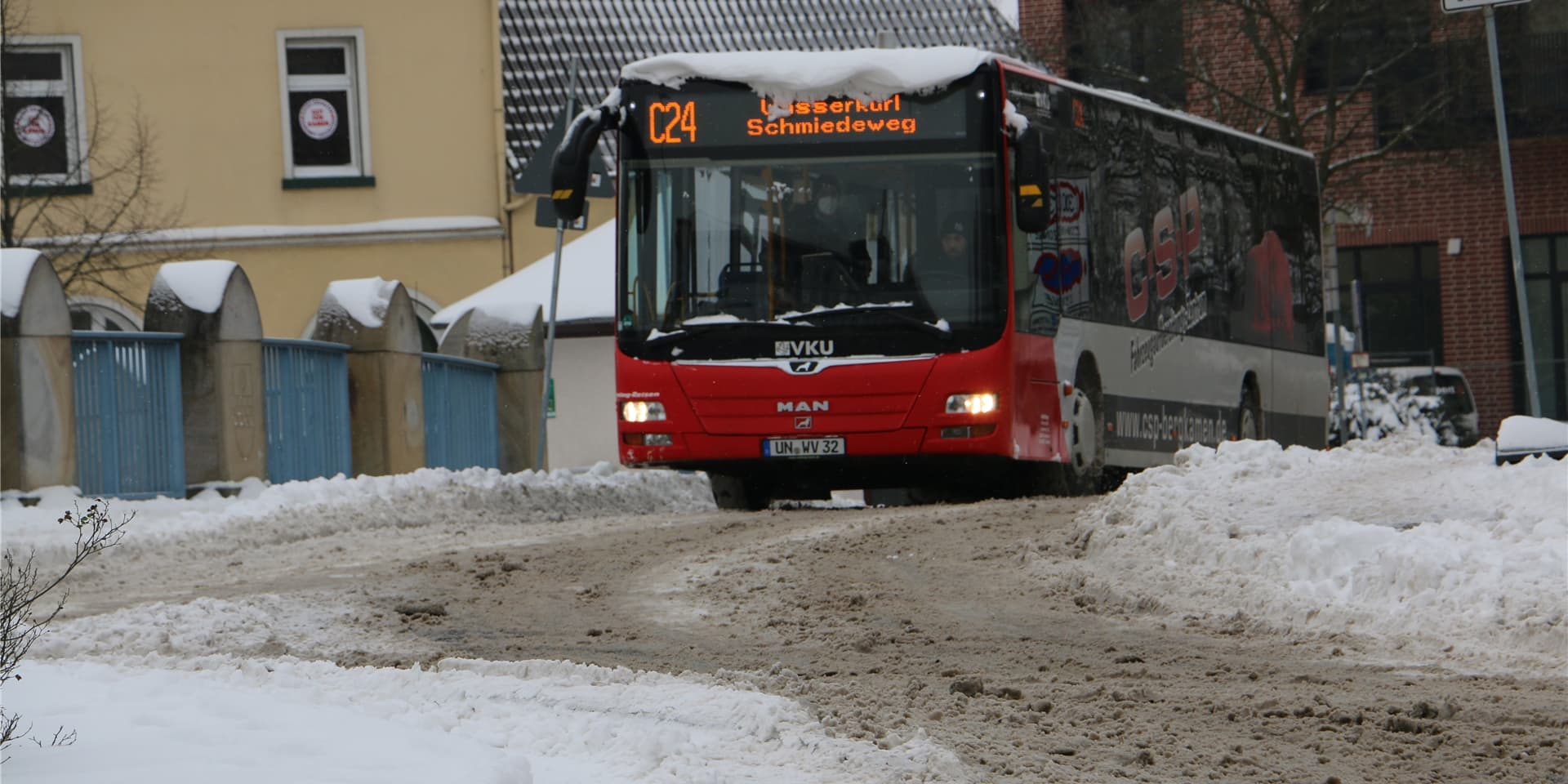 Bevor die Busse am Mittwochmorgen vom Betriebshof starteten, wurden sie per Standheizung vorgewärmt. Der Busverkehr rollte am Mittwoch wieder an.