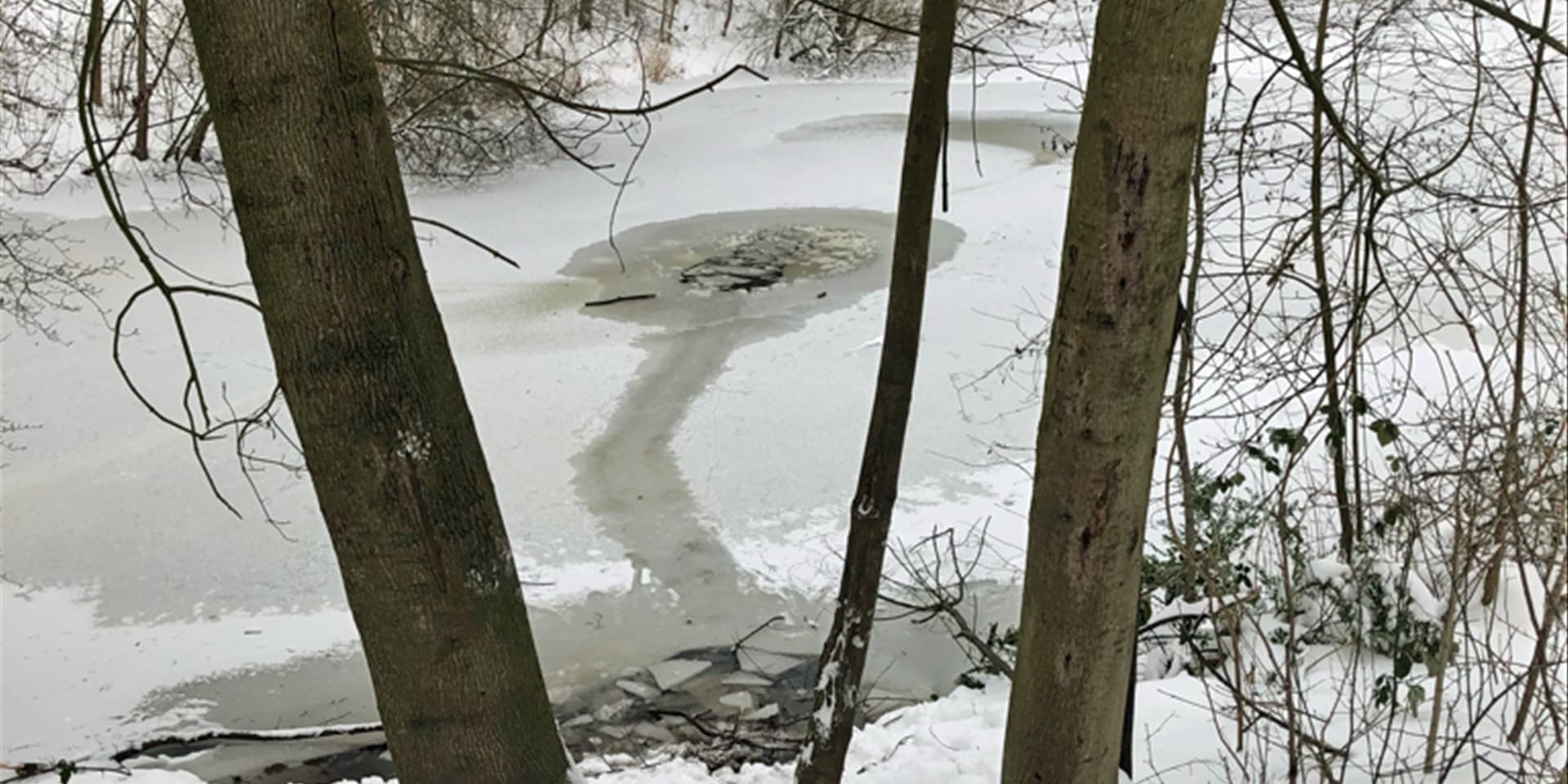 Der Bergkamener Wieckenbuschteich, nachdem 2021 ein Kind durch das Eis gebrochen war.