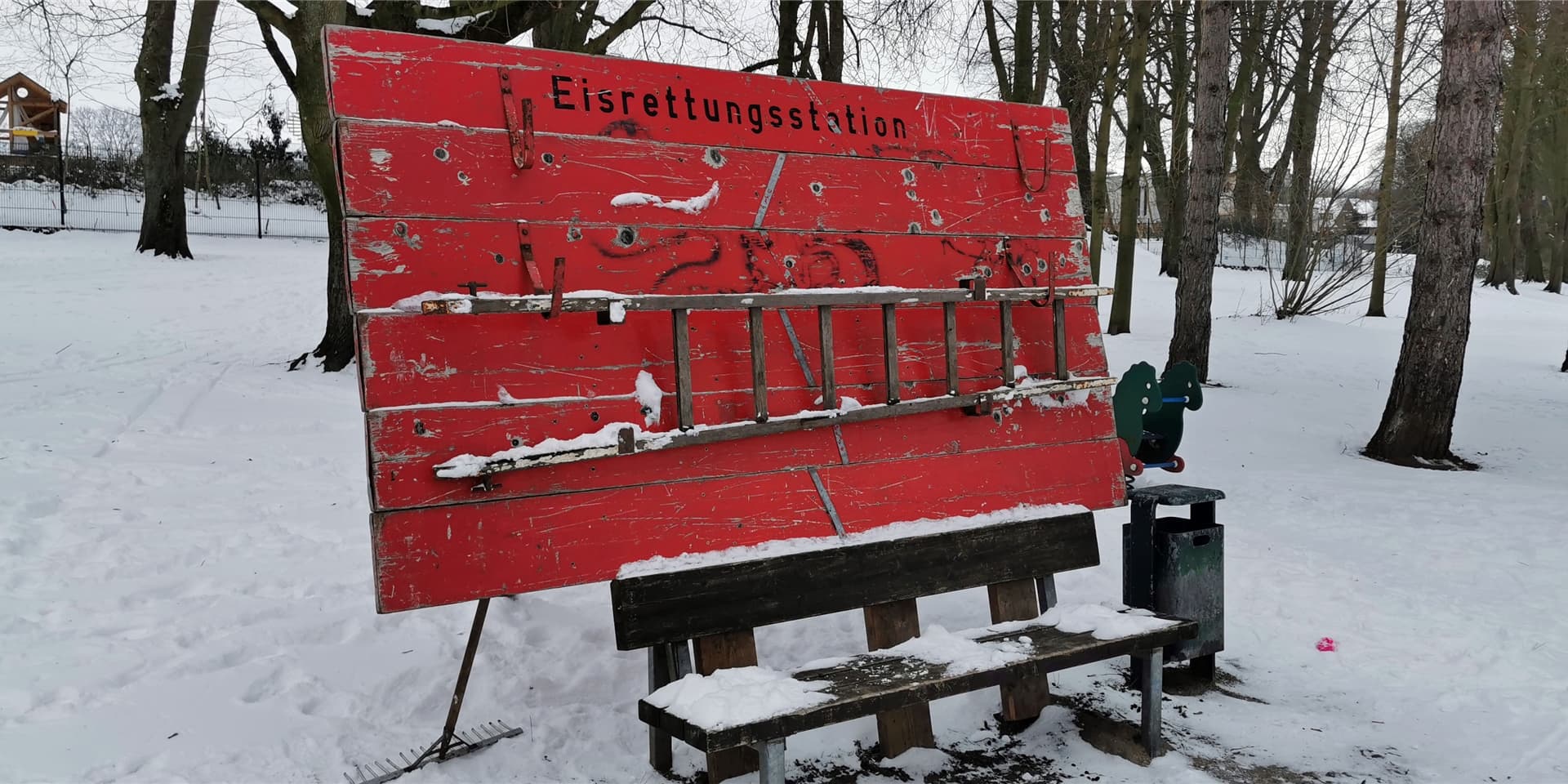 Für den Fall des Falles: die Eisrettungsstation im Stadtpark.