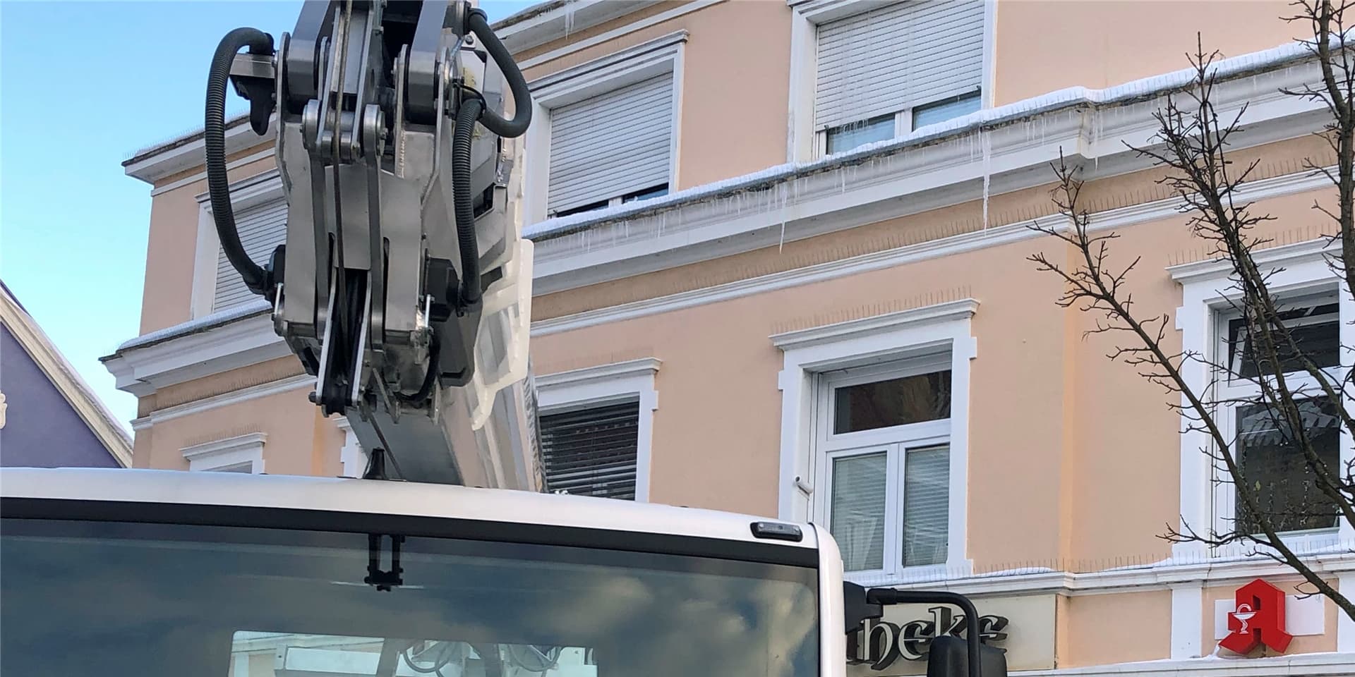 Die Firma Goldmann beseitigte an einem Haus am Marktplatz am Donnerstagmorgen mithilfe eines Hubsteigers zahlreiche Eiszapfen.