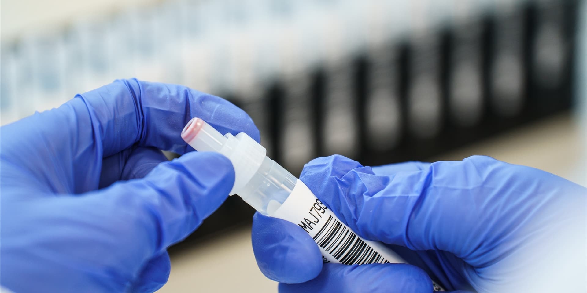 Die Mikrobiologin Sharon Peacock geht davon aus, dass Varianten des Coronavirus Sars-CoV-2 die Welt auch noch Anfang der 2030er Jahr beschäftigen werden.