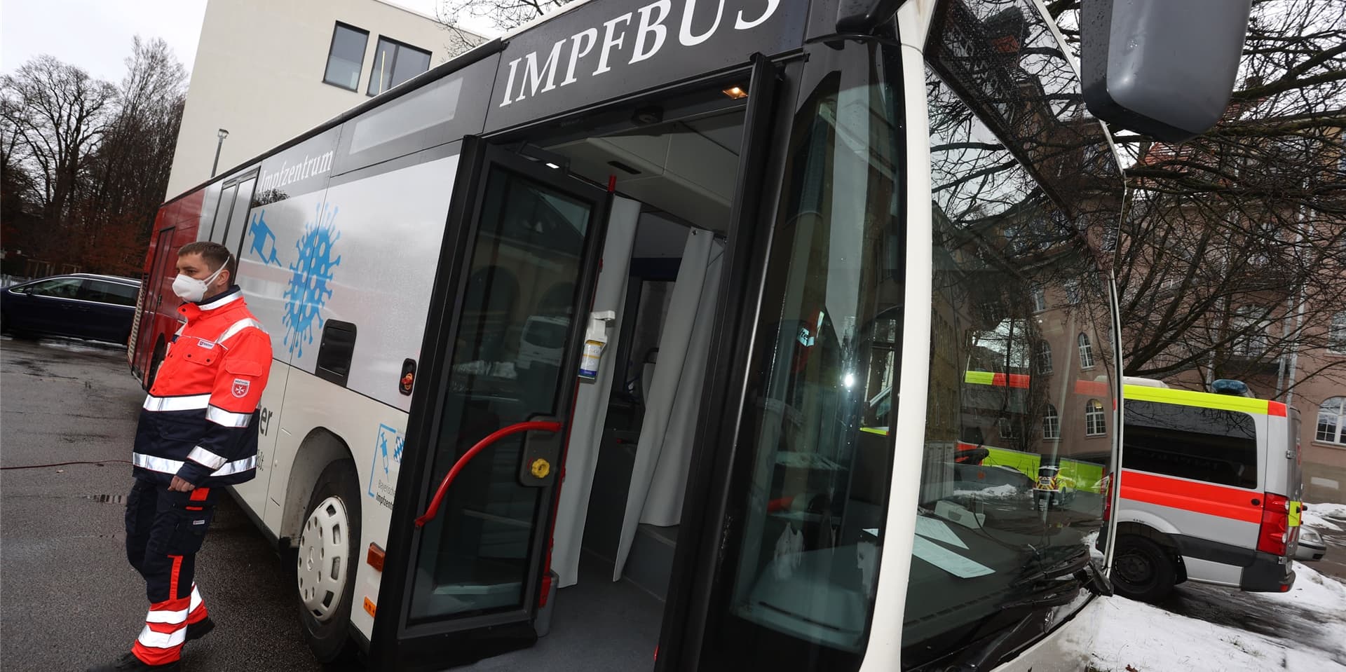 In Bayern sind bereits Impfbusse im Einsatz, um für Corona-Impfungen auch Senioren zu erreichen, die ohne Hilfe nicht selbst zum Impfzentrum kommen können.