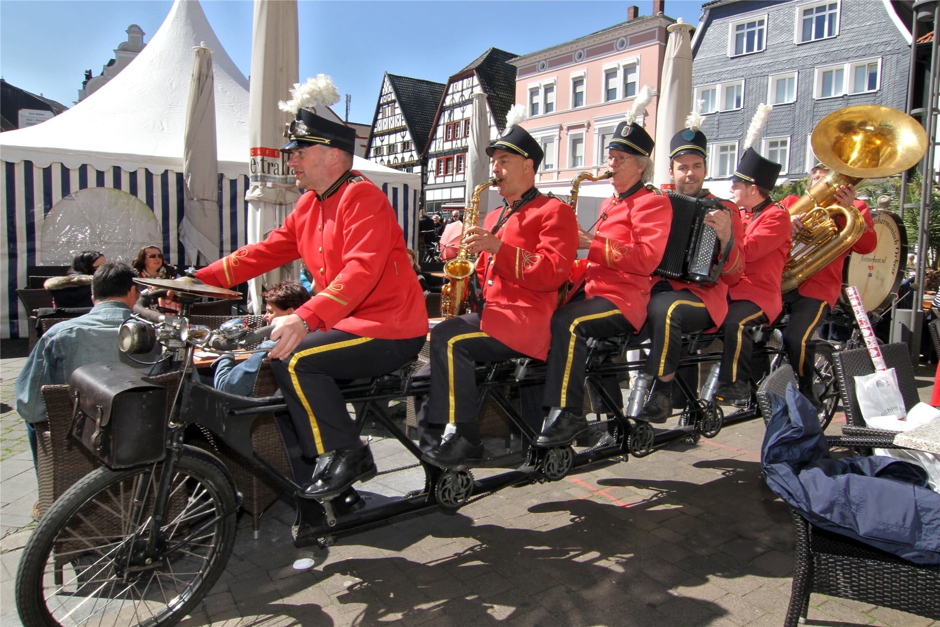 Ein Tandem, auf dem eine Marschkapelle mit sechs Personen sitzt.