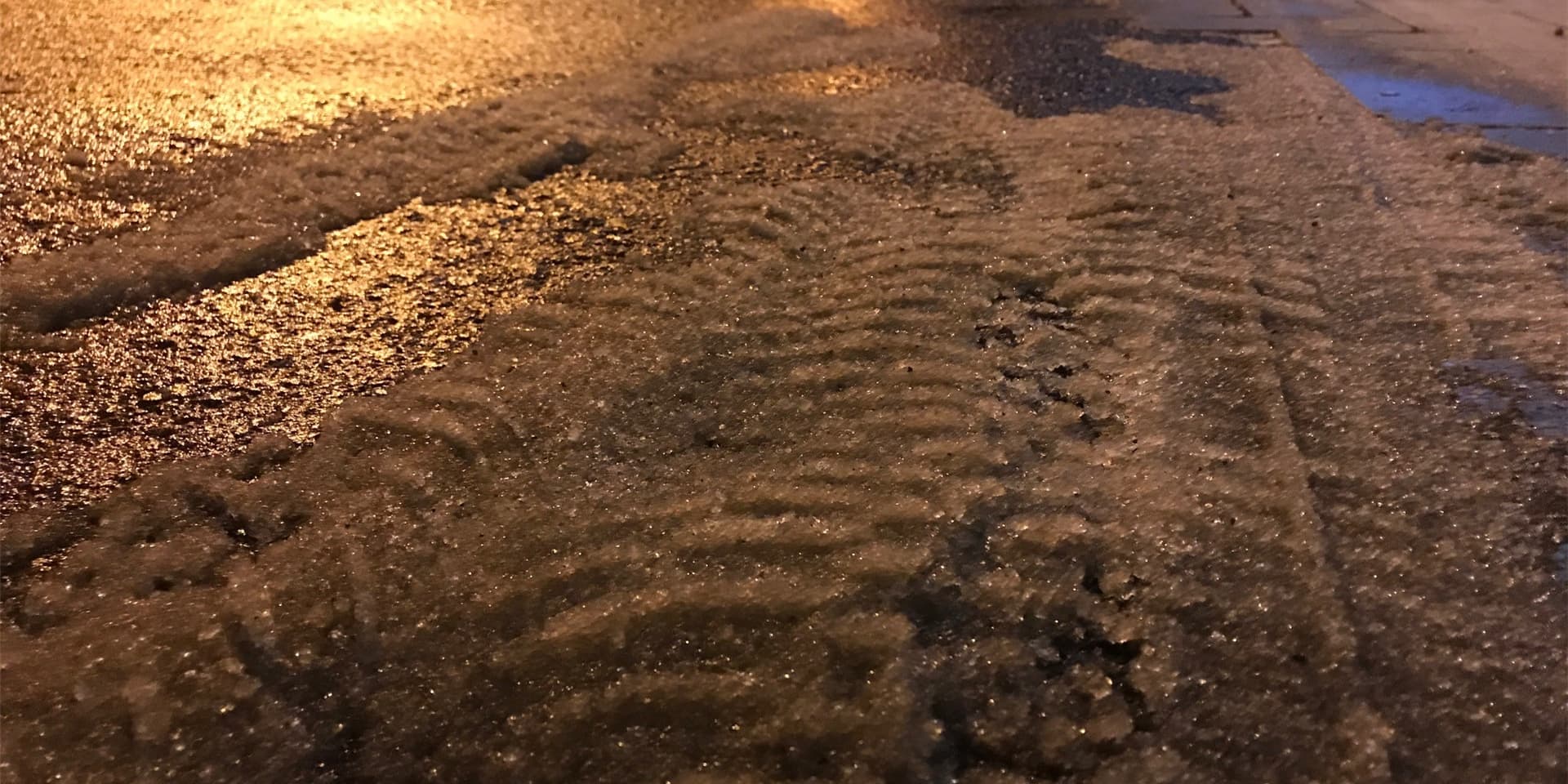 Fällt Regen auf eiskalte Straßen, kann es glatt werden.