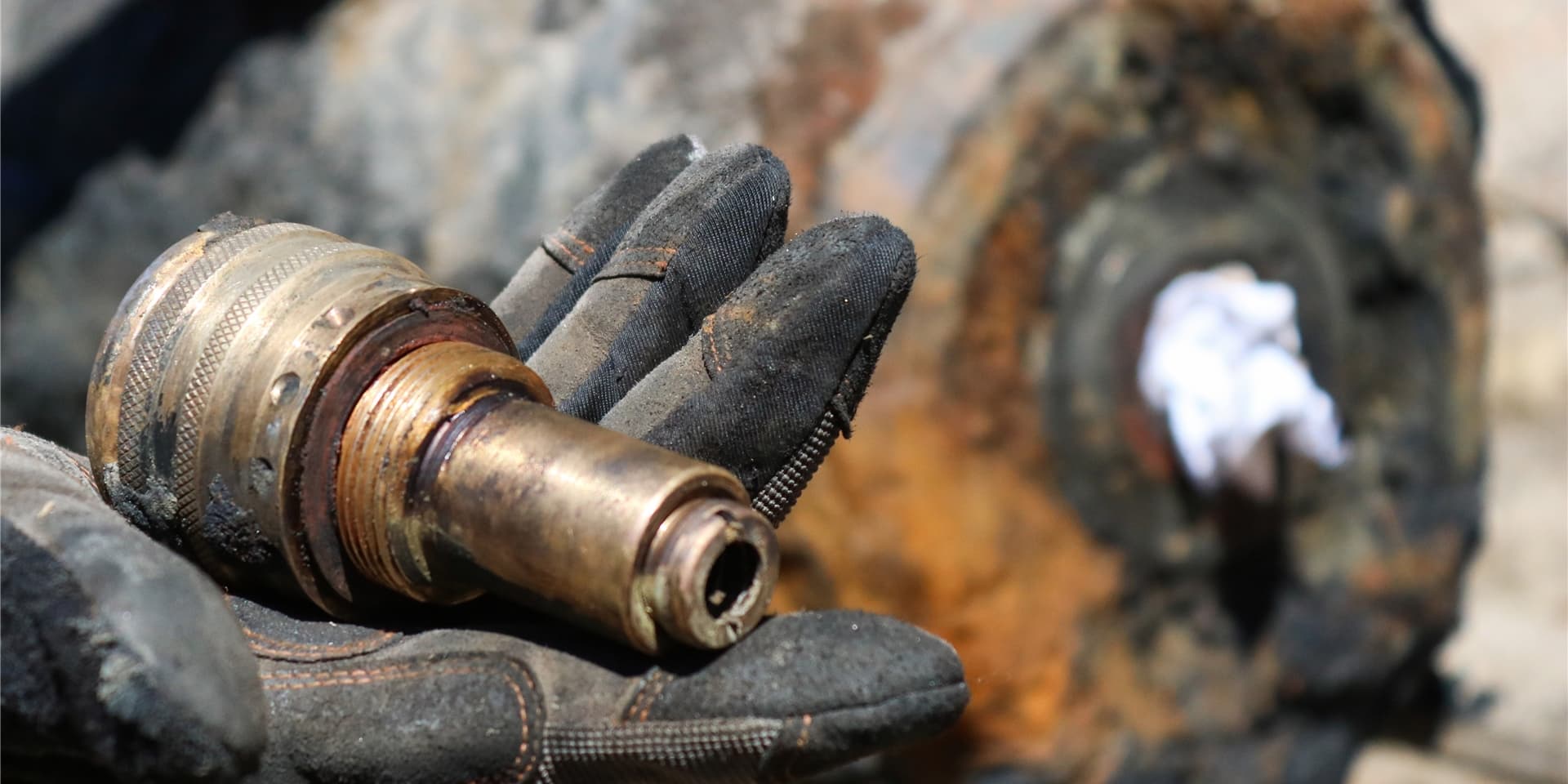 Ein Entschärfer hält den Zünder eines 250-Kilo-Blindgängers in der Hand.