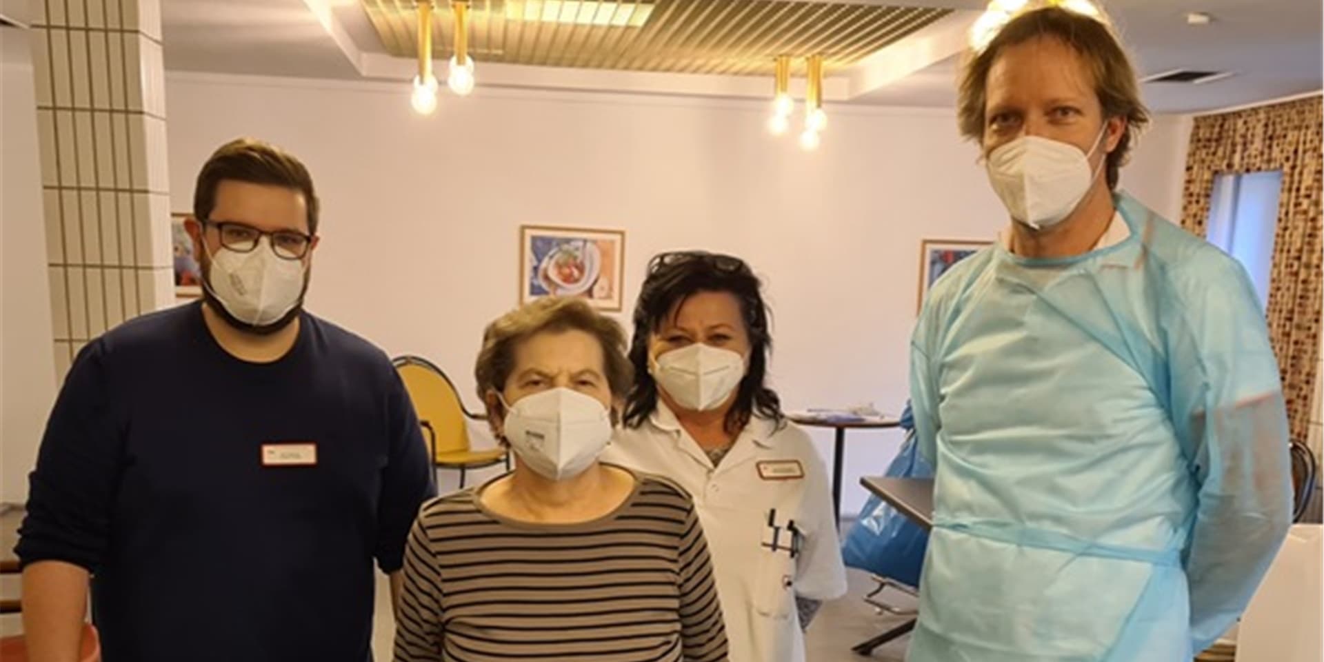 Die Corona-Impfung im Marie-Juchacz-Seniorenzentrum ist abgeschlossen. Darüber freuen sich (v.l.): Nils Klepping (Leitung Sozialer Dienst), Monika Blotenberg (Vorsitzende Bewohnerbeirat), Ursula Szeracki (Wohnbereichsleitung) und Impfarzt Thilo Behrend.
