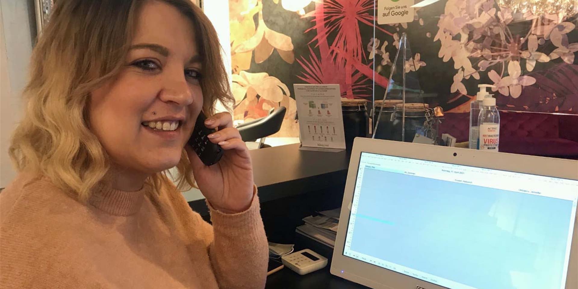 Noch Termine frei? Auch Friseurmeisterin Filiz Schulz hängt in ihrem Salon in Dortmund viel am Telefon.