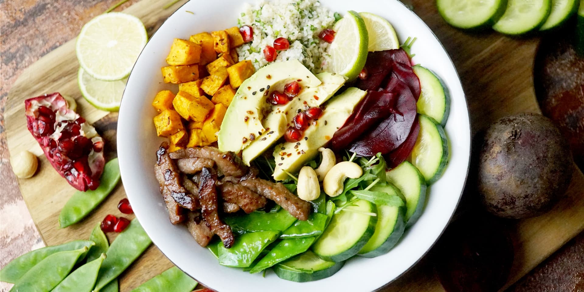 Es gibt unzählige Möglichkeiten, eine Bowl zu gestalten. Allein die Basis kann von Salat über Reis bis hin zu Reisbandnudeln variiert werden.