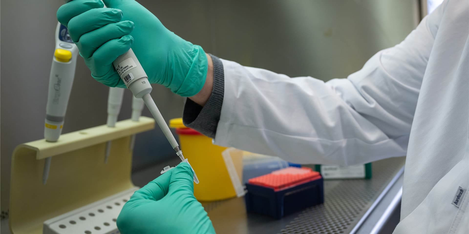 Ein Forscher zeigt, wie ein PCR-Test für die Analyse auf Mutationen des Coronavirus vorbereitet wird.