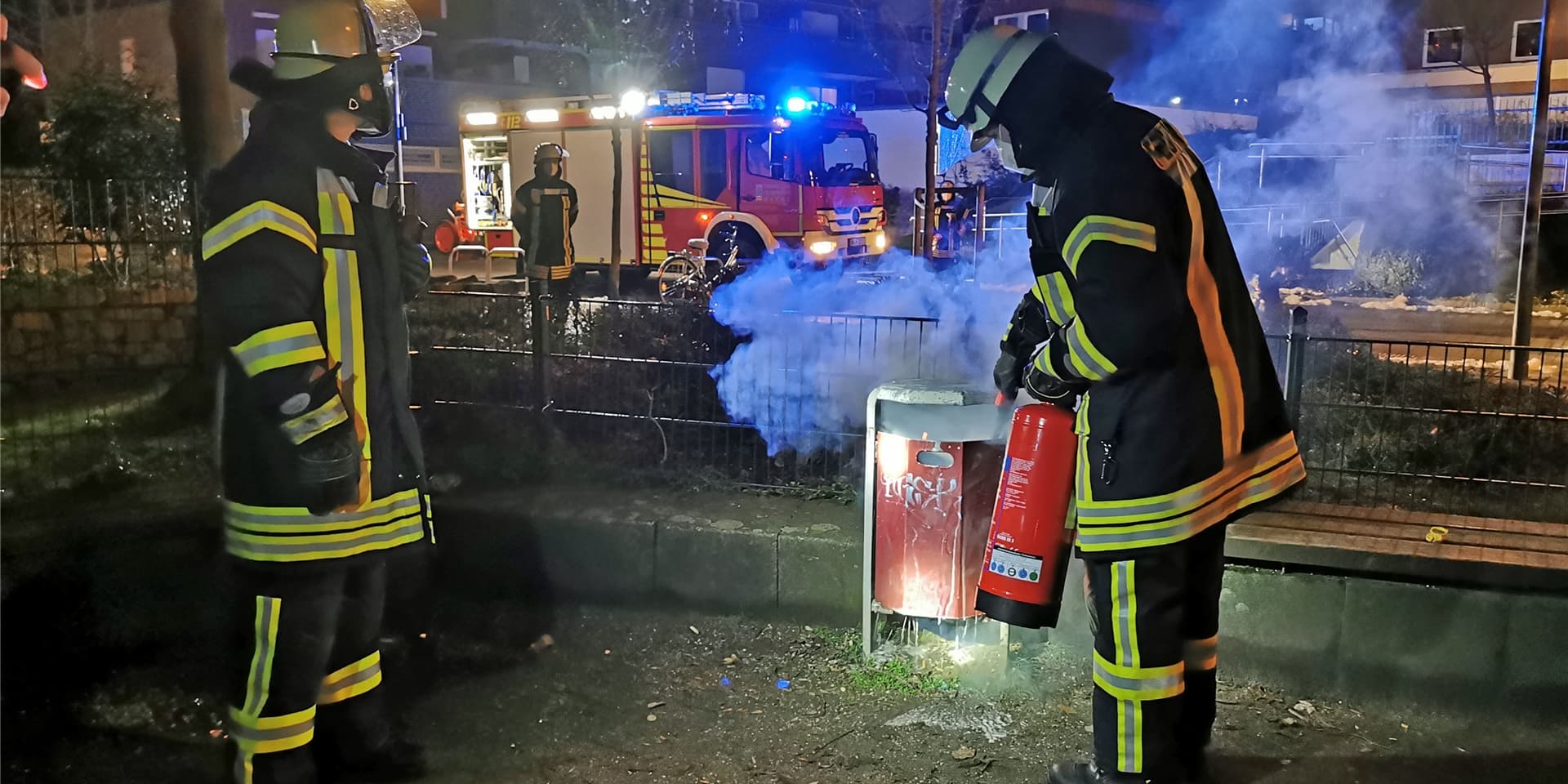Mittwochabend um 22.06 Uhr rückte die Feuerwehr zu einem Mülleimerbrand auf dem Spielplatz neben dem Horne-Center in Werne aus.