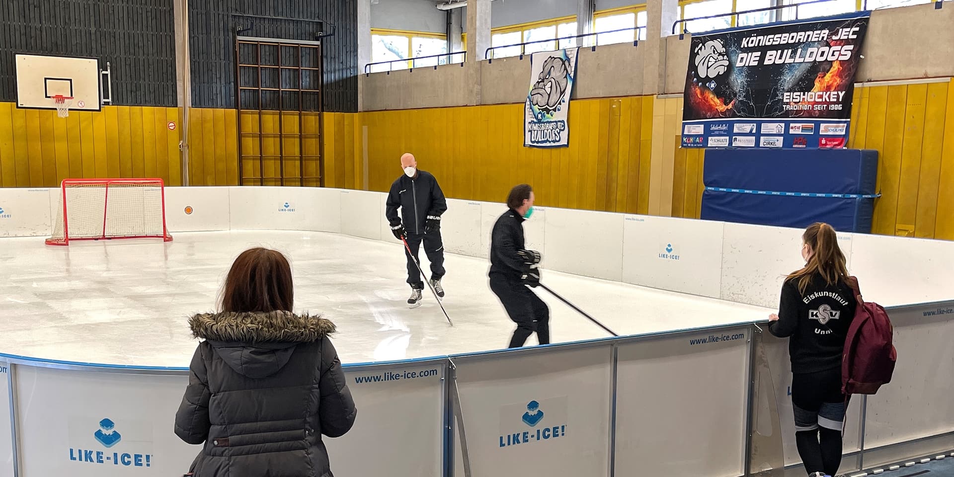 Seit Donnerstagmittag liegen 200 Platten aus Polyethylen in den Hellwegsporthallen – und bilden damit eine „Eisfläche“. Zuerst testen durften den ungewohnten Untergrund die Sportler des KJEC und KSV, aber auch Vertreter des Deutschen Eishockeybundes.