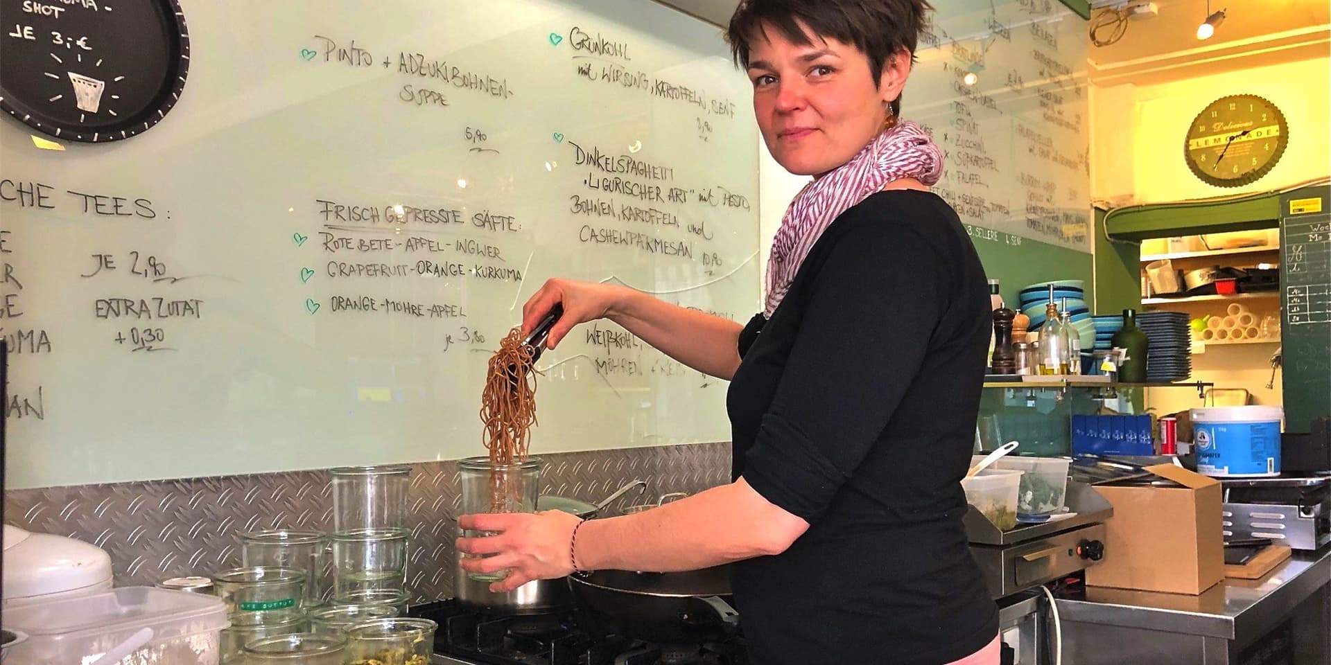 Im Café „Guttut“ an der Lindemannstr. 4 kümmert sich Inhaberin Ramona Dworschak persönlich ums Kochen und „Verpacken“.