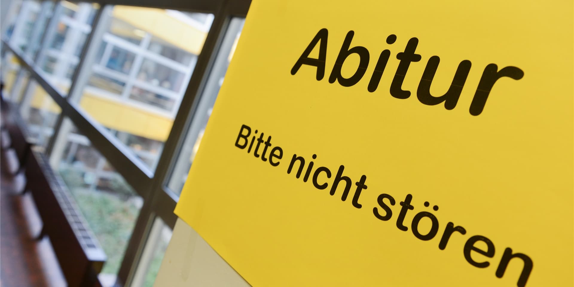 Neben Grundschülern können auch Abschluss-Klassen am Montag wieder in die Schulen zurückkehren – unter bestimmten Auflagen.