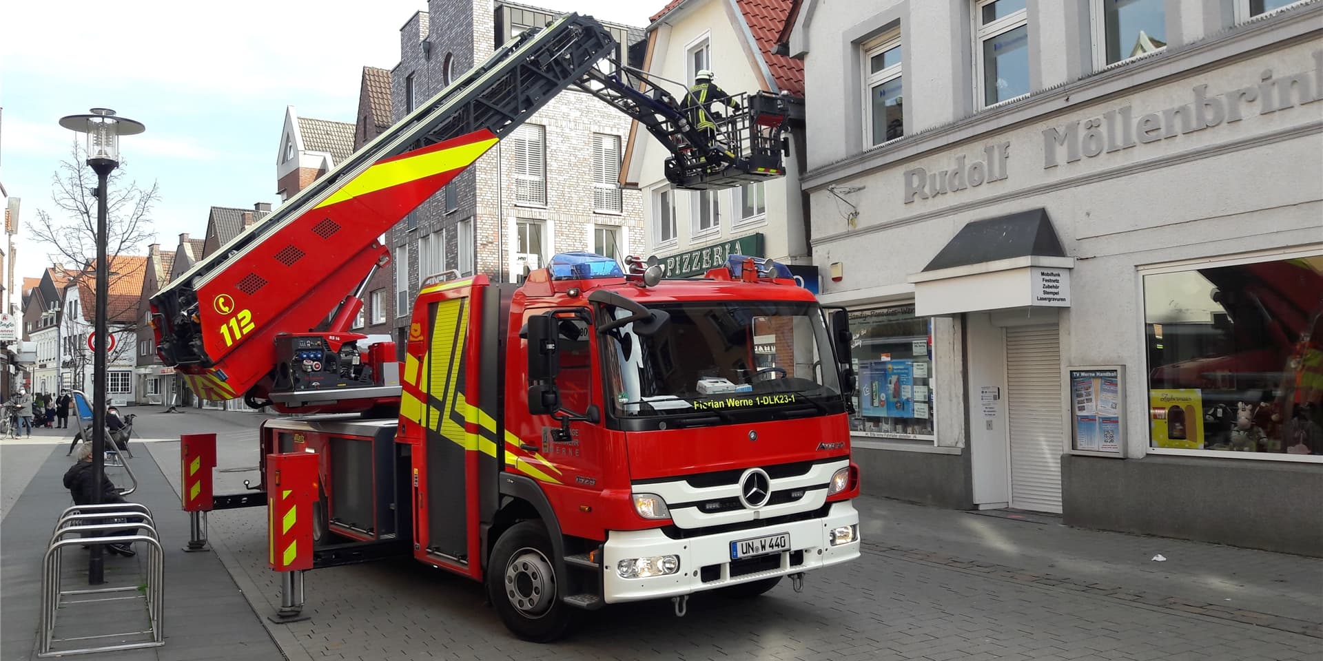 Die Taube hatte sich zwischen zwei Häusern in der Steinstraße in Werne verfangen.