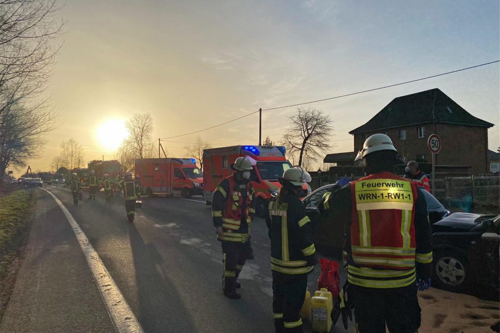 title attribut Im Einsatz waren 28 Feuerwehrleute mit 7 Fahrzeugen sowie die Polizei, der Rettungsdienst, Rettungshubschrauber Christoph 8, der organisatorische Leiter Rettungsdienst (OrgL) und der Leitende Notarzt (LNA).