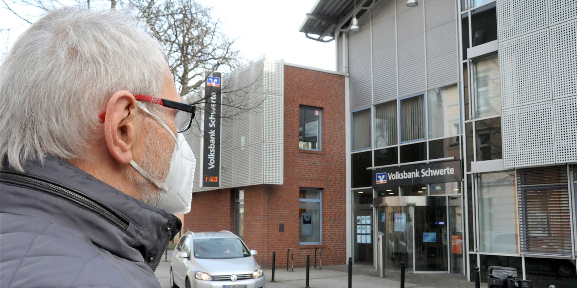 Beim Geldabheben in der Volksbank-Zentrale an der Kuhstraße wurde Guido Hense (80) von Tricktätern überfallen.