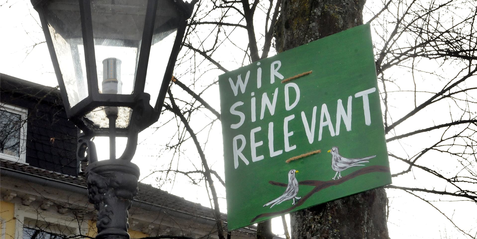 Mit Plakaten protestieren Unbekannte für den Erhalt von Bäumen vor dem City-Centrum am Markt.