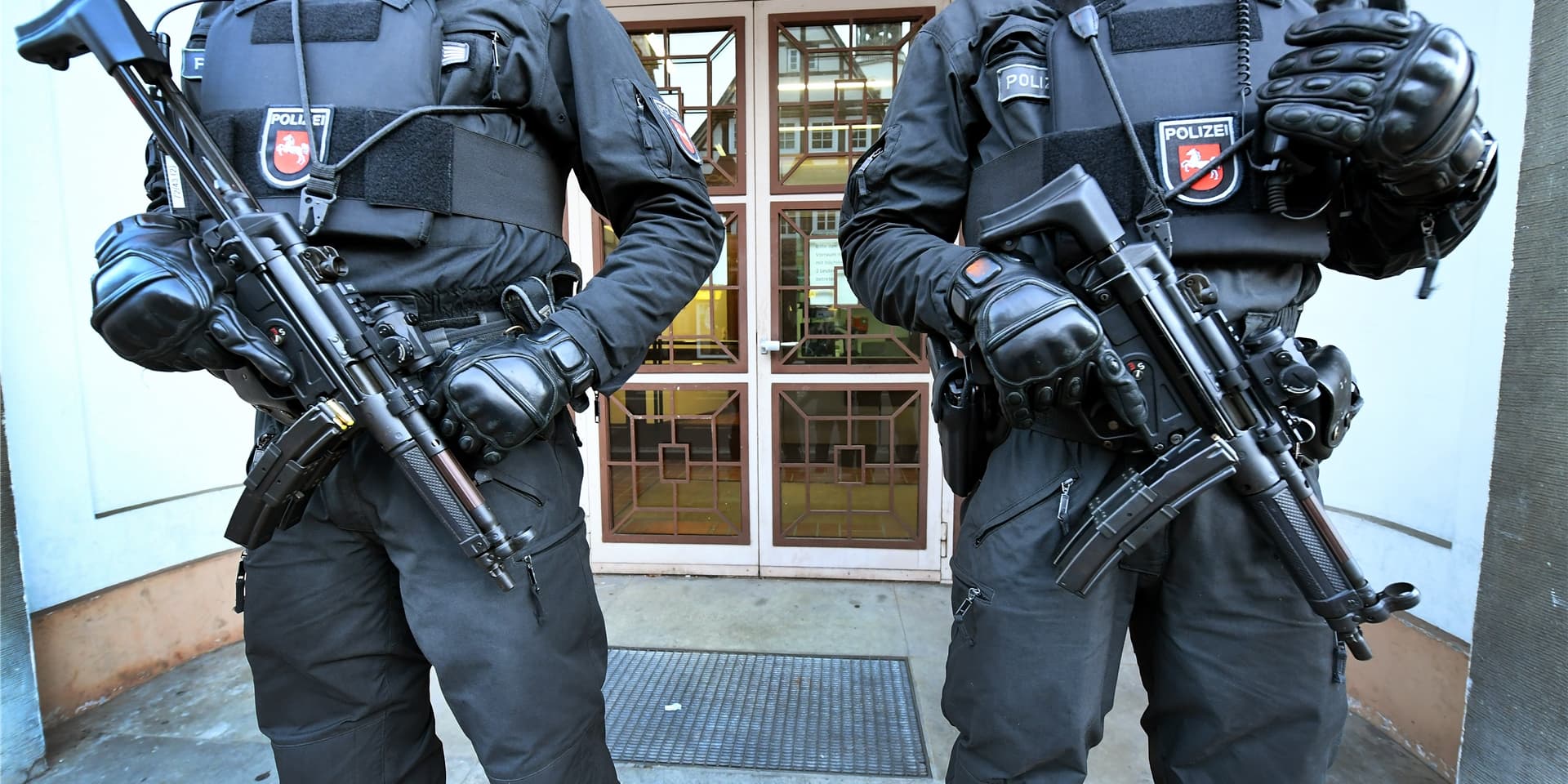 Bewaffnete Polizeibeamte sichern einen Eingang zum Oberlandesgericht Celle, wo der Prozess stattfand.